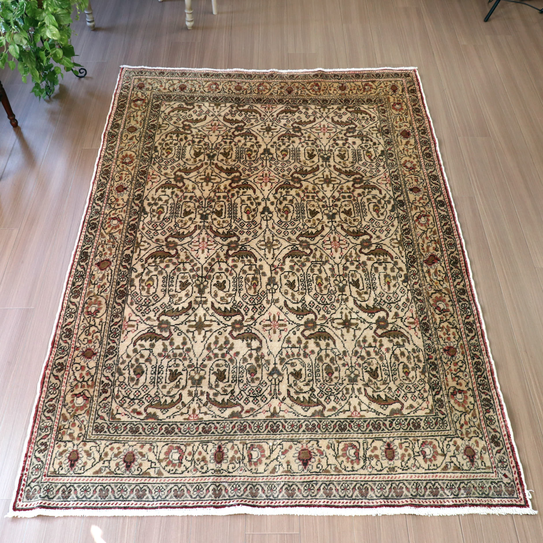トルコ手織り絨毯　カイセリ産225×149cm ユニークな連続文様