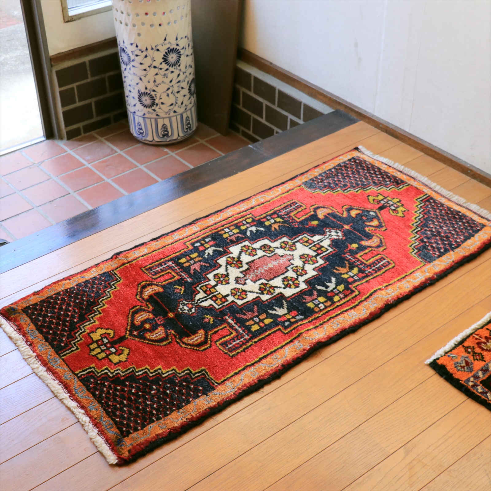 トライバルラグ ヤストゥク トルコ手織り絨毯100×48cm シワス　レッド＆ブラック