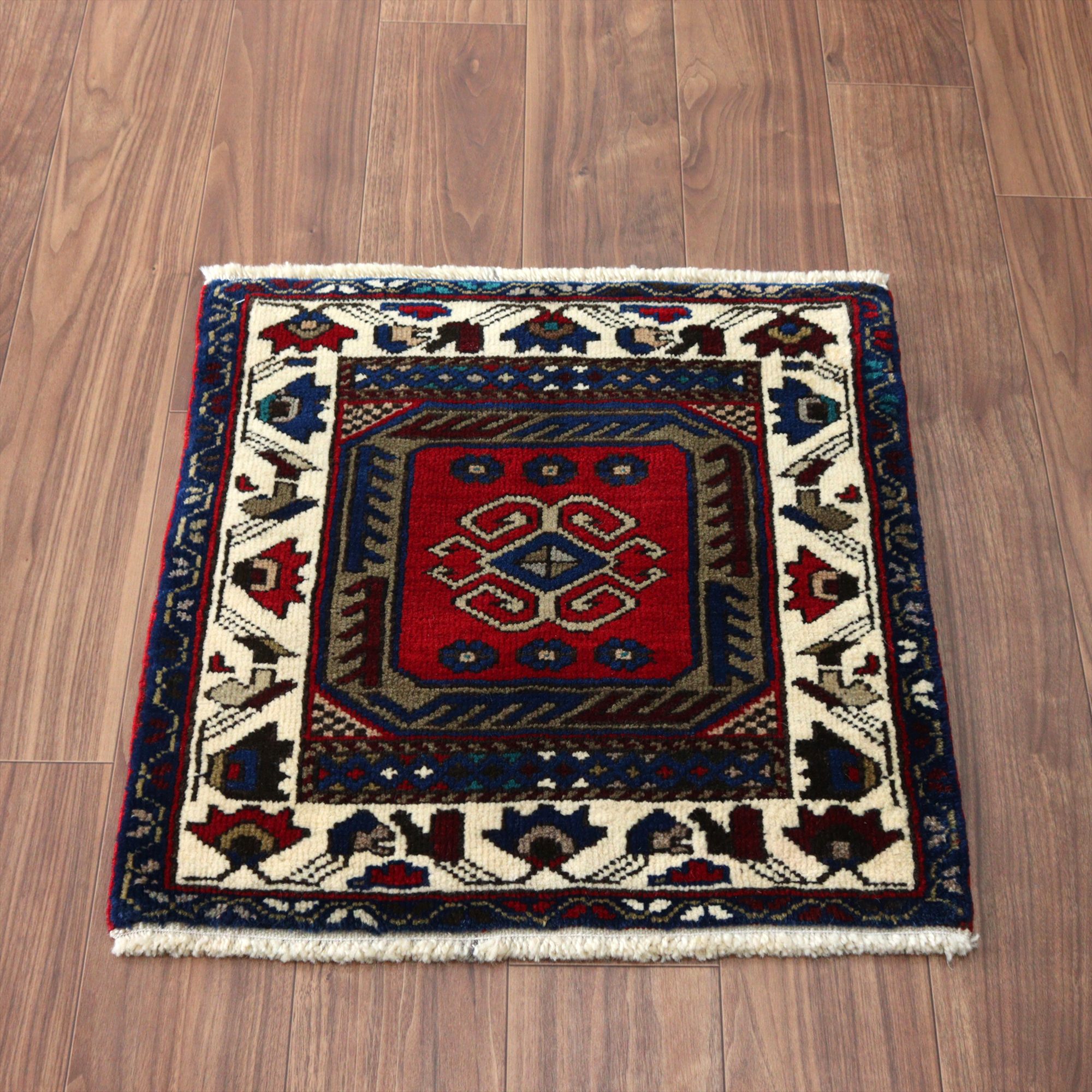 手織り絨毯 小さなサイズ63×63cm ウシュクラル サドルバッグのピース