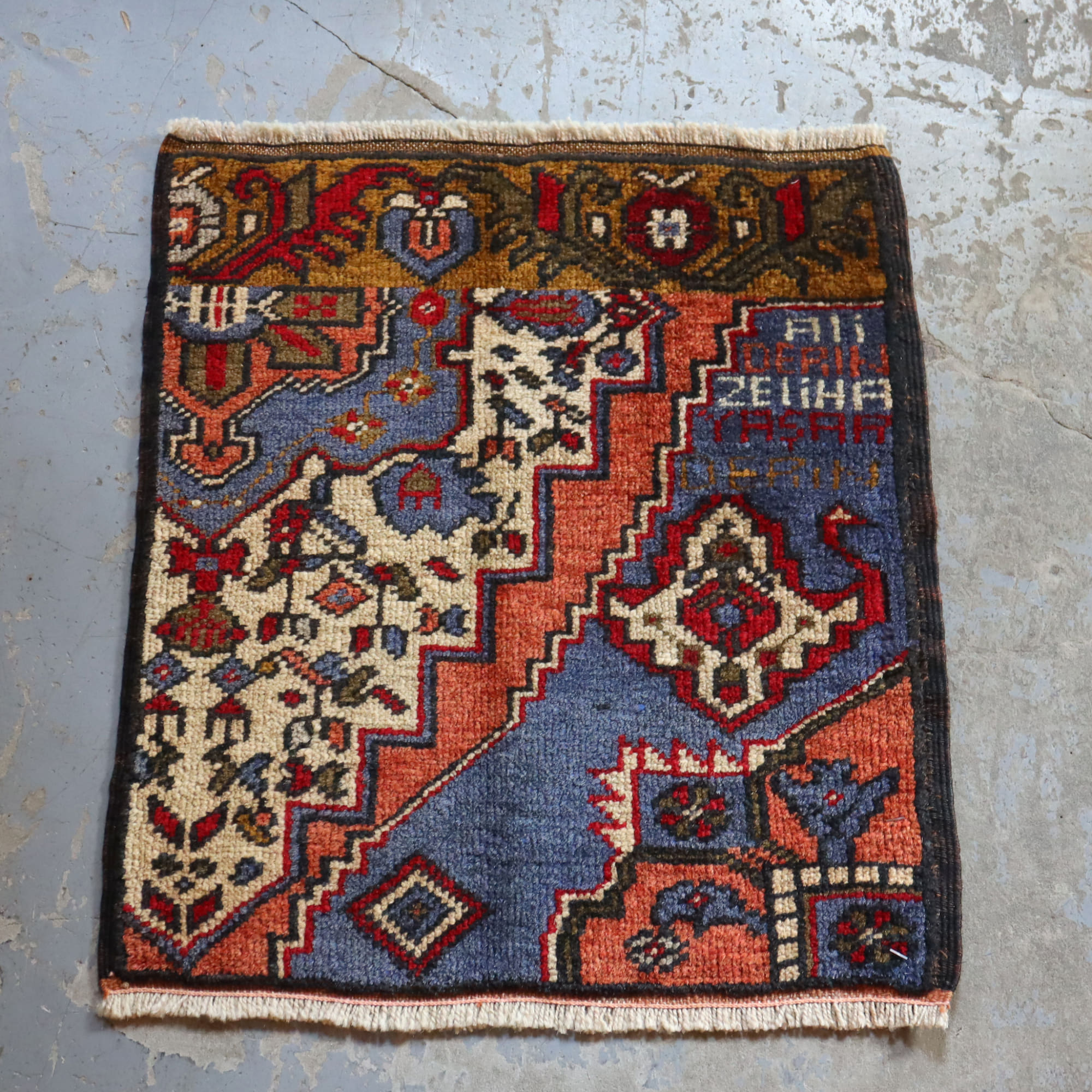 デザインサンプル　手織り絨毯　小さなサイズ48×41cm サイン文字（ファミリーネーム）