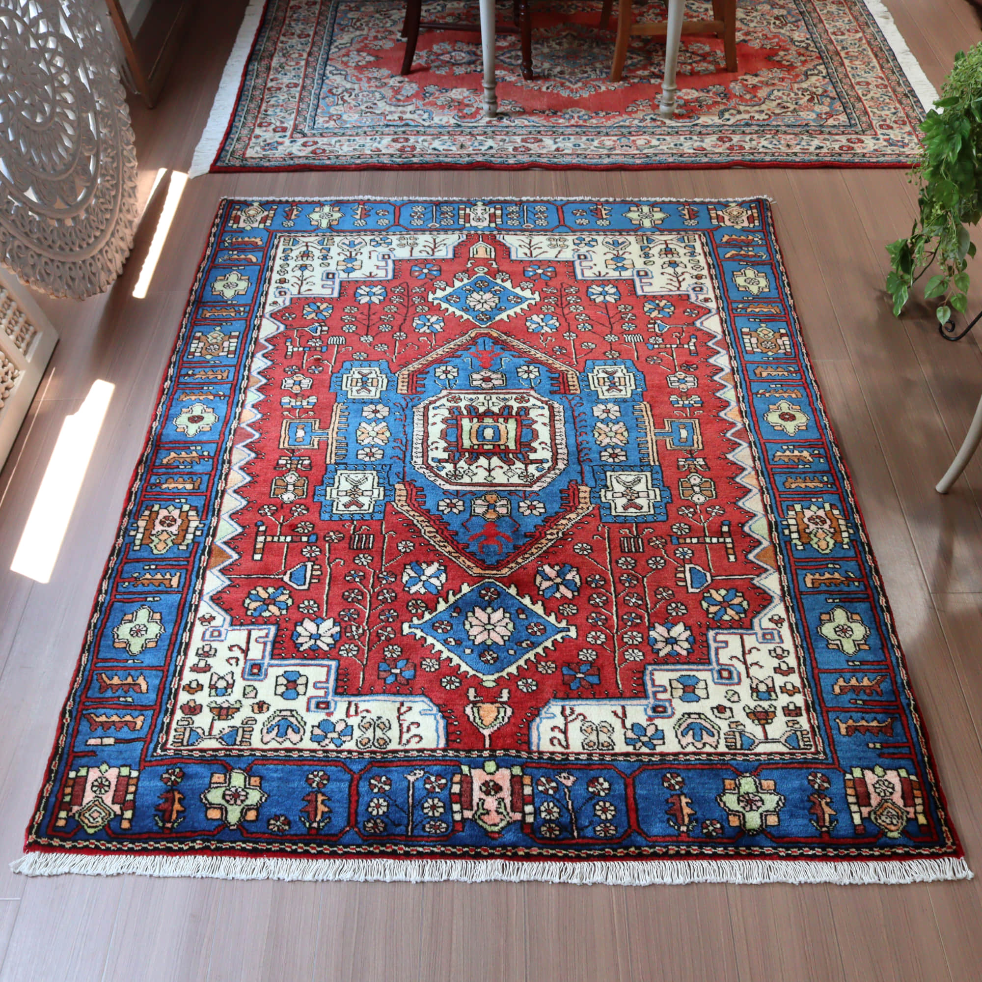 イランの手織り絨毯 ナハバンド193×143cm レッドとブルーのメダリオン