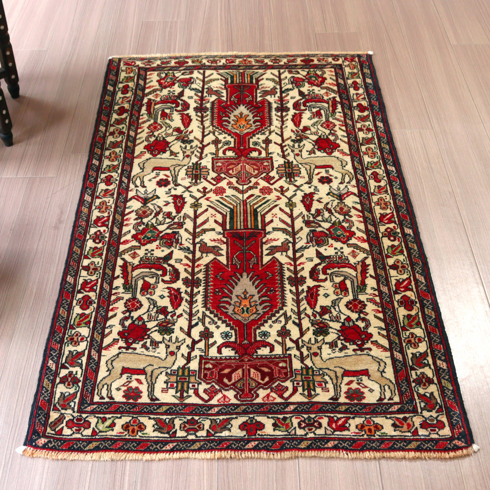 イランの手織り絨毯 バルーチ152×87cm 動物と花