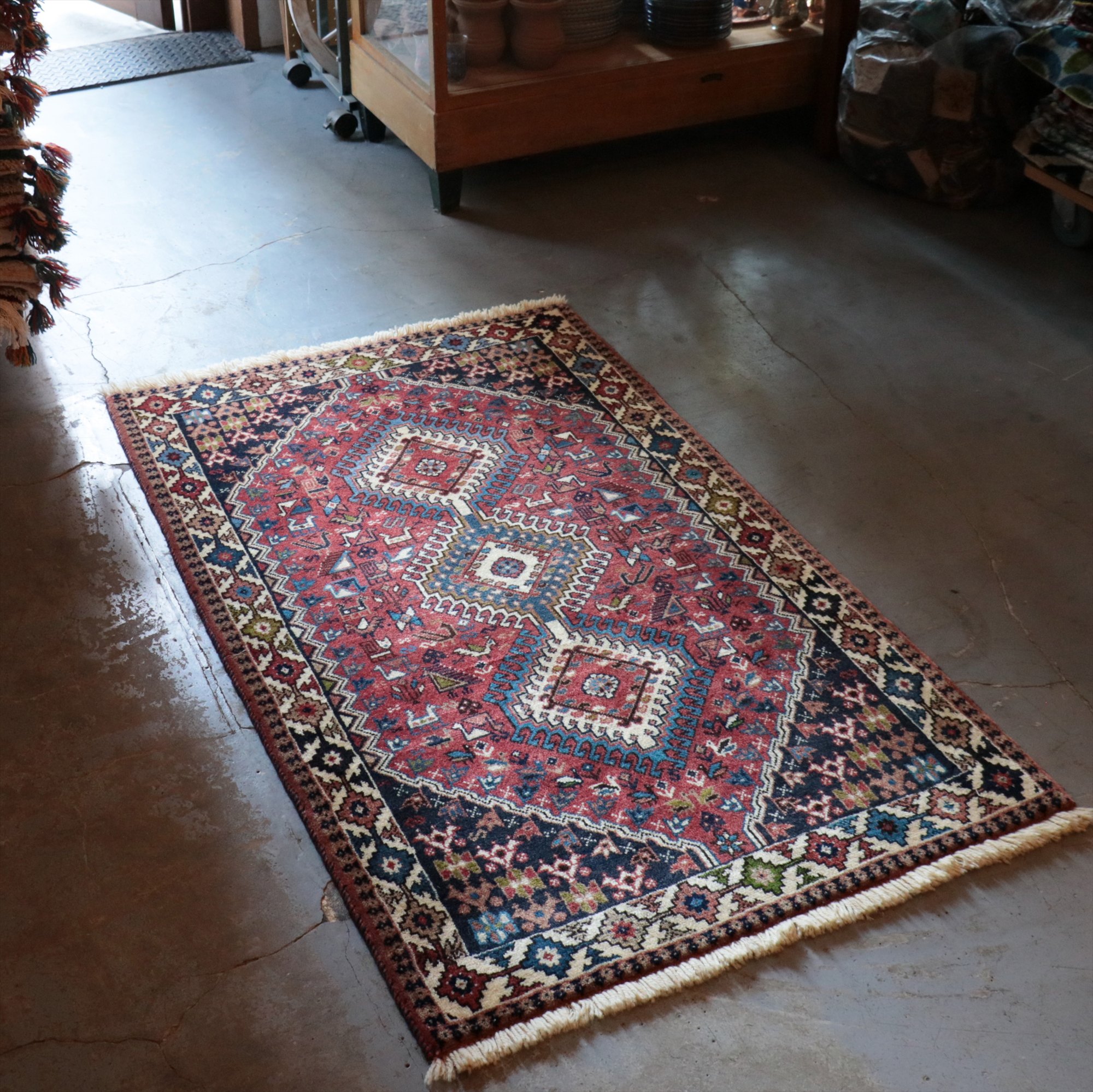 部族絨毯 イラン南部 ヤラメ133×80cm レッド ネイビー　ドラゴンの爪を持つ3つのメダリオン