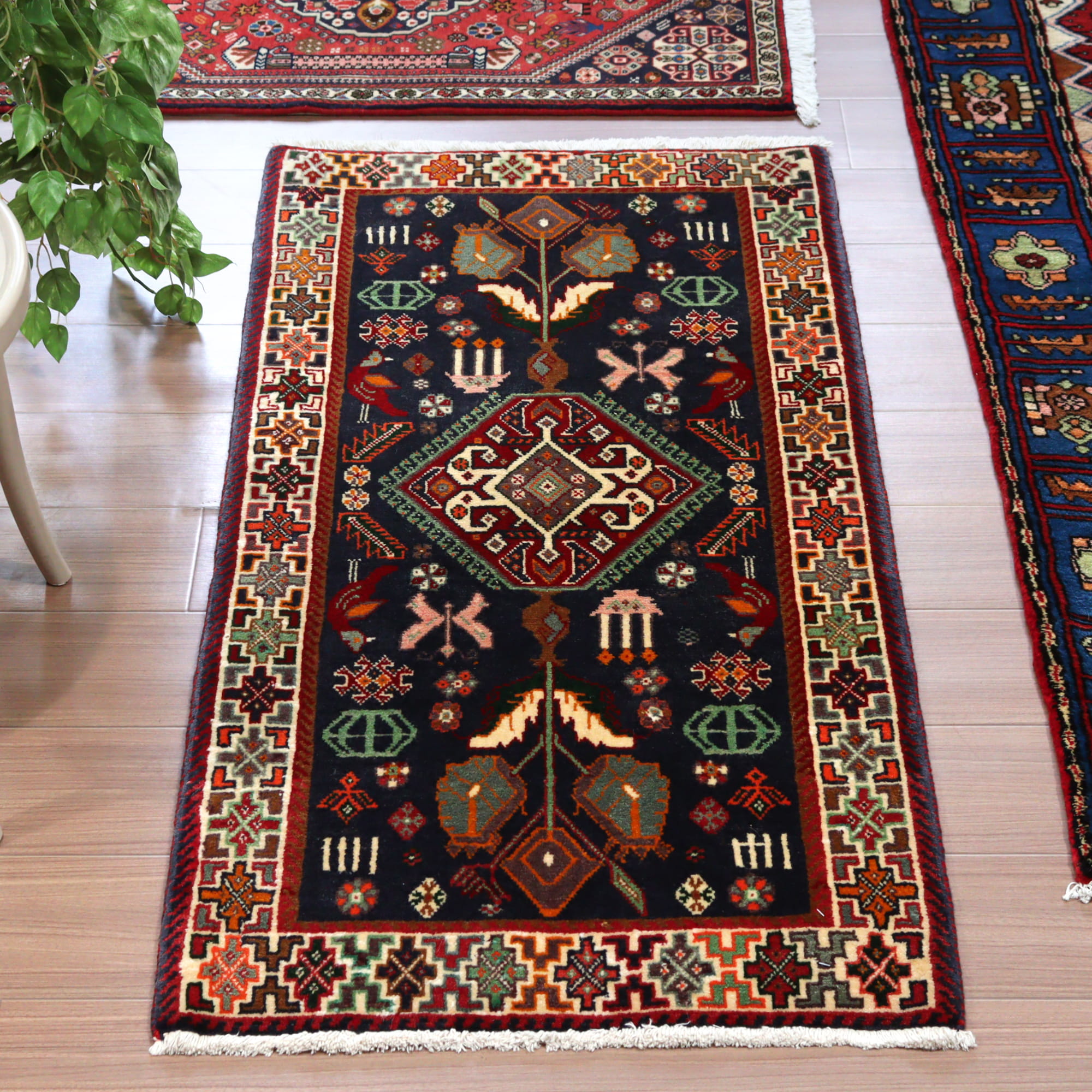 イランの手織り絨毯128×65cm メダリオンと幾何学模様