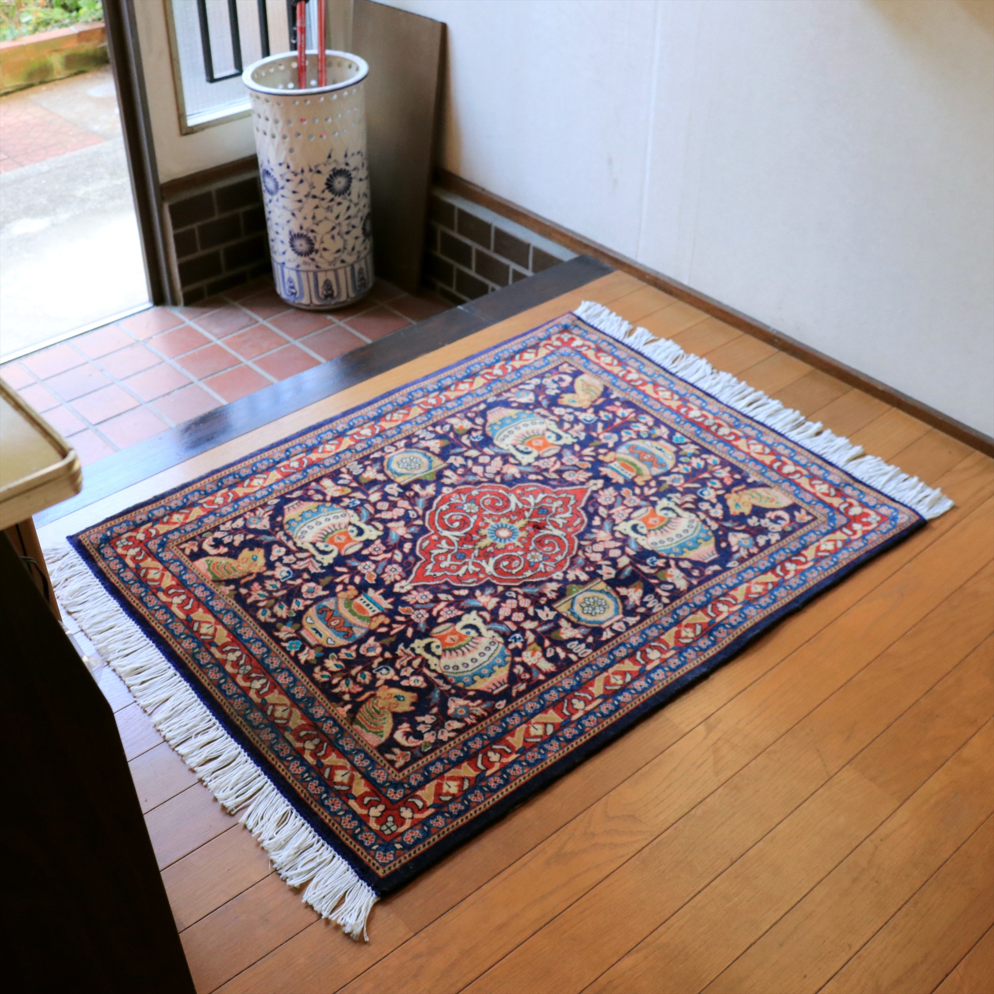 サルーク 手織りラグ 97×74cm 花瓶と動物