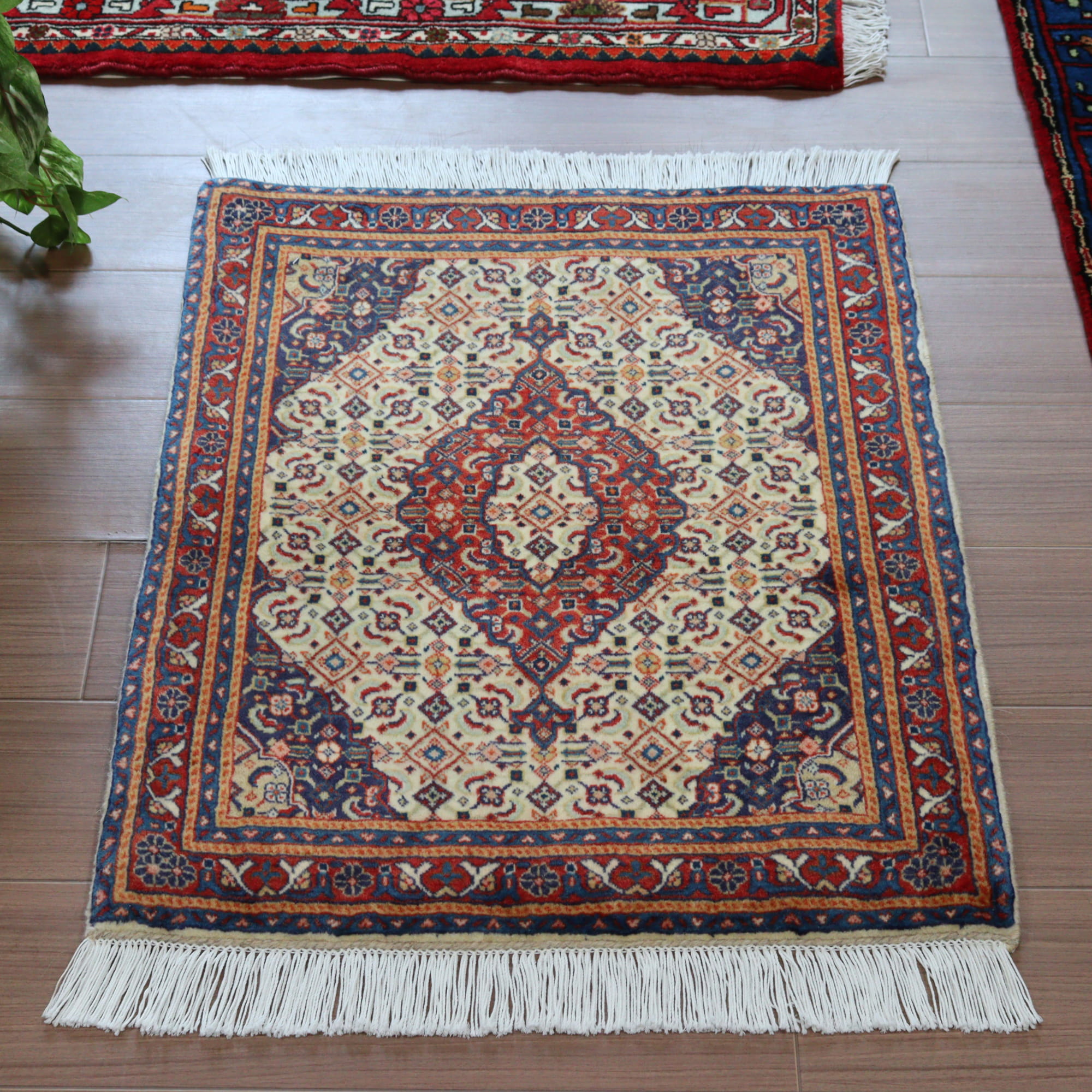 イランの手織りラグ サルーク88×65cm 幾何学モチーフ