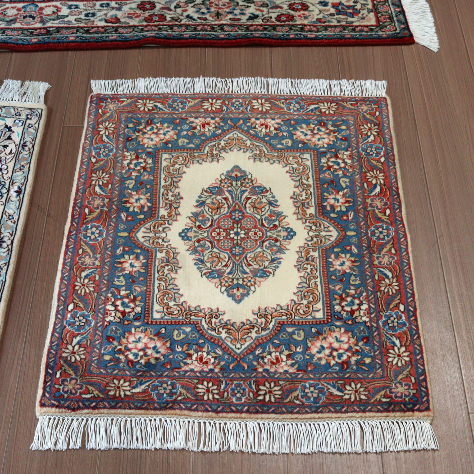 部族絨毯 サルーク80×67cm フラワーデザイン