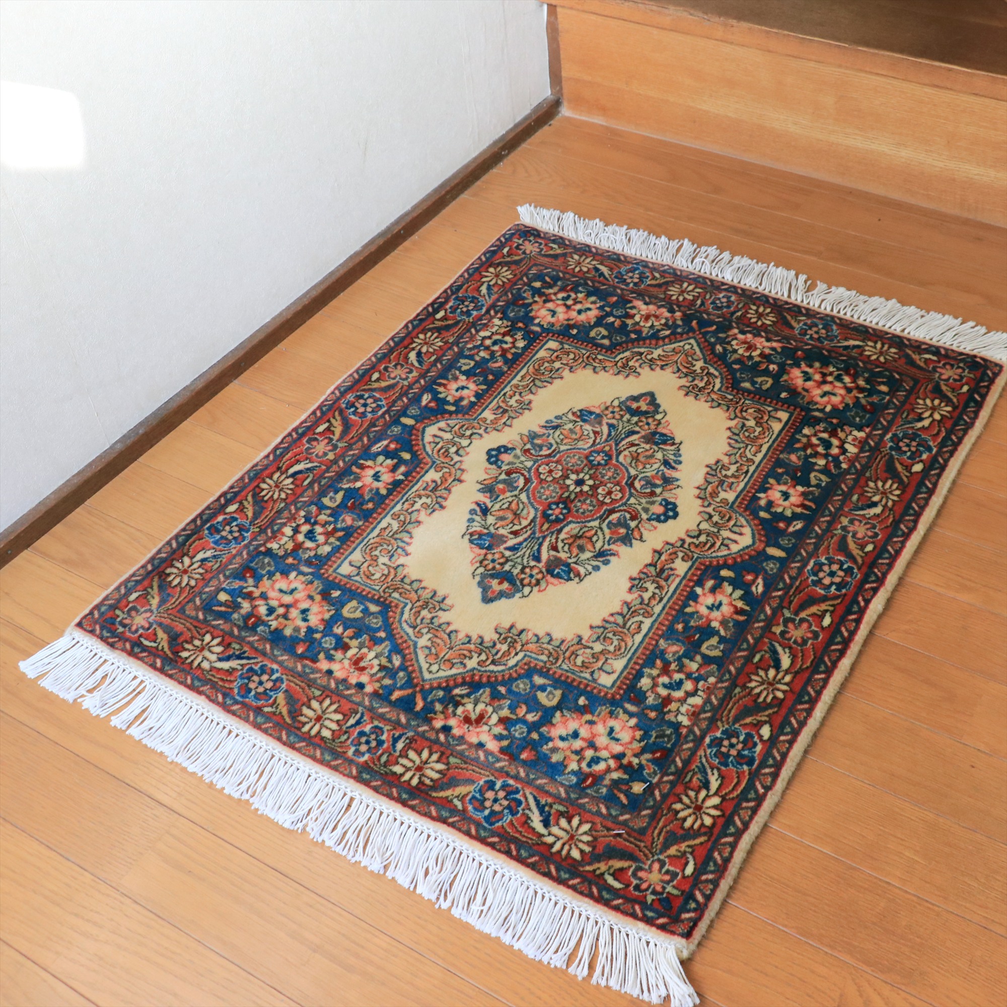 部族絨毯 サルーク80×67cm フラワーデザイン