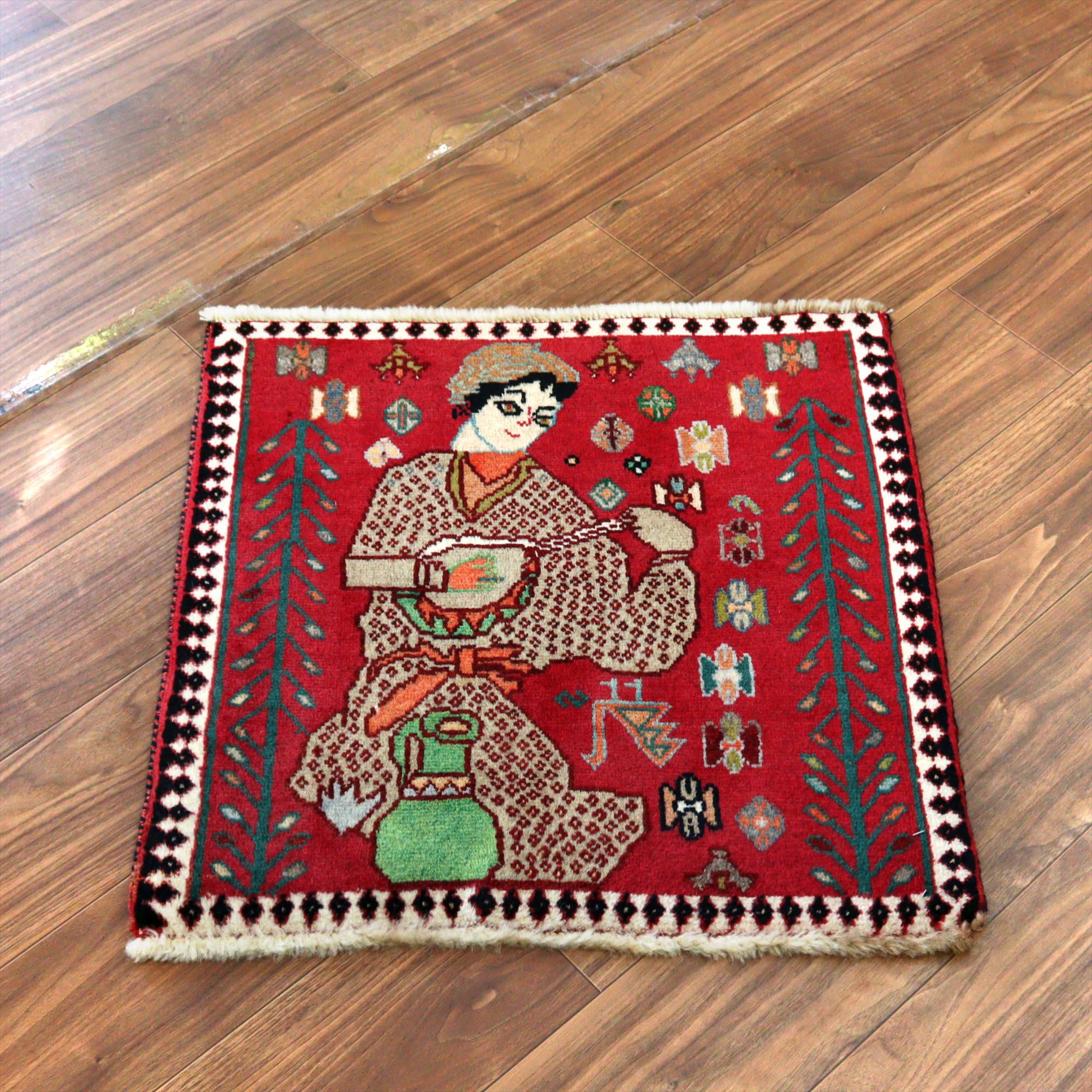 カシュカイ族の手織りラグ62×62cm 楽器を弾く女性