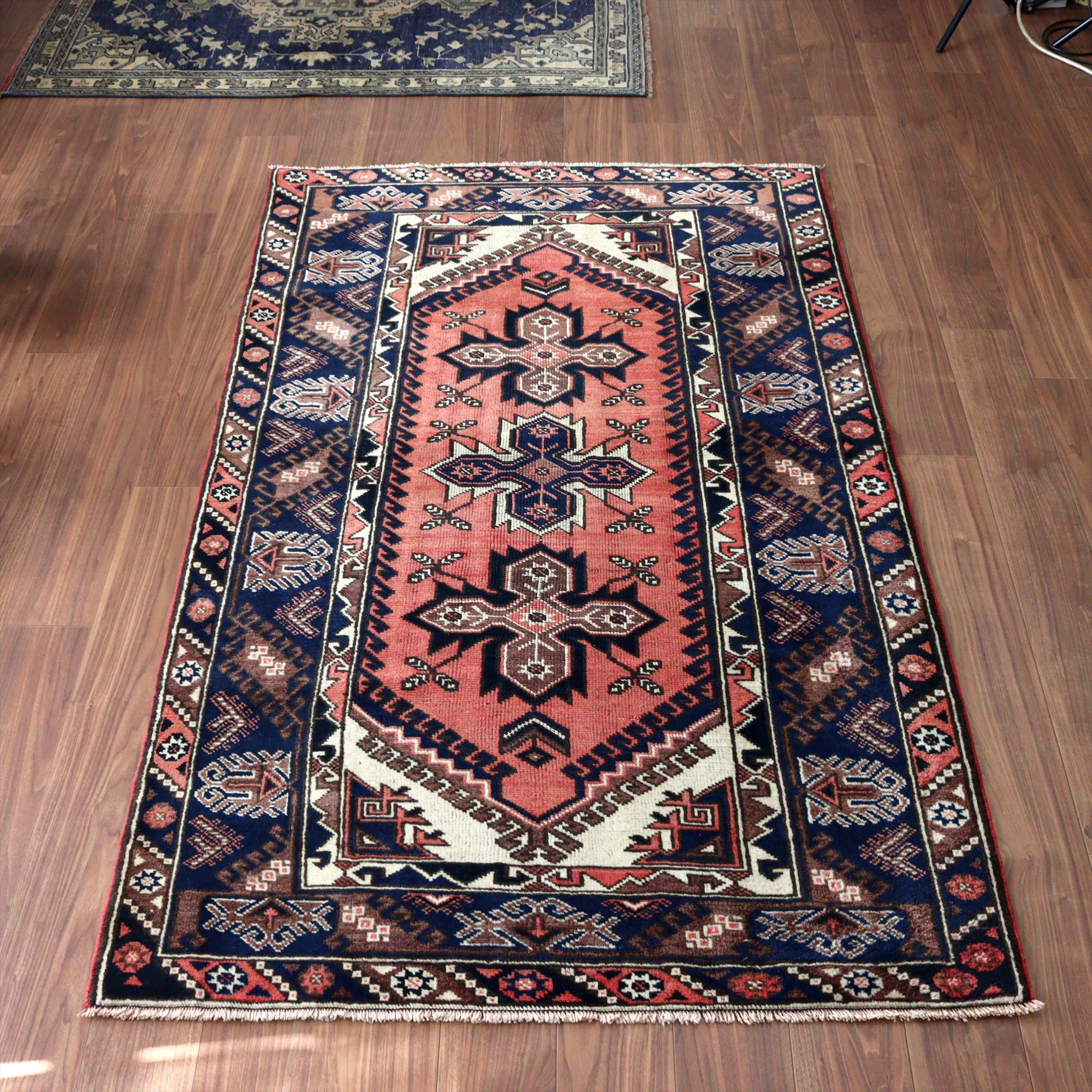 トルコの手織り絨毯 ドゥシュメアルトゥ210×125cm ドラゴンの爪をもつ六角メダリオン