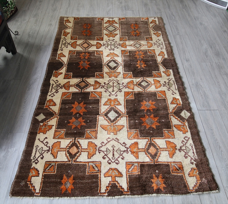 トルコ絨毯・トライバルラグ/オールドカーペット シワス・シャルキュスラ　ブラウンのサンドゥック