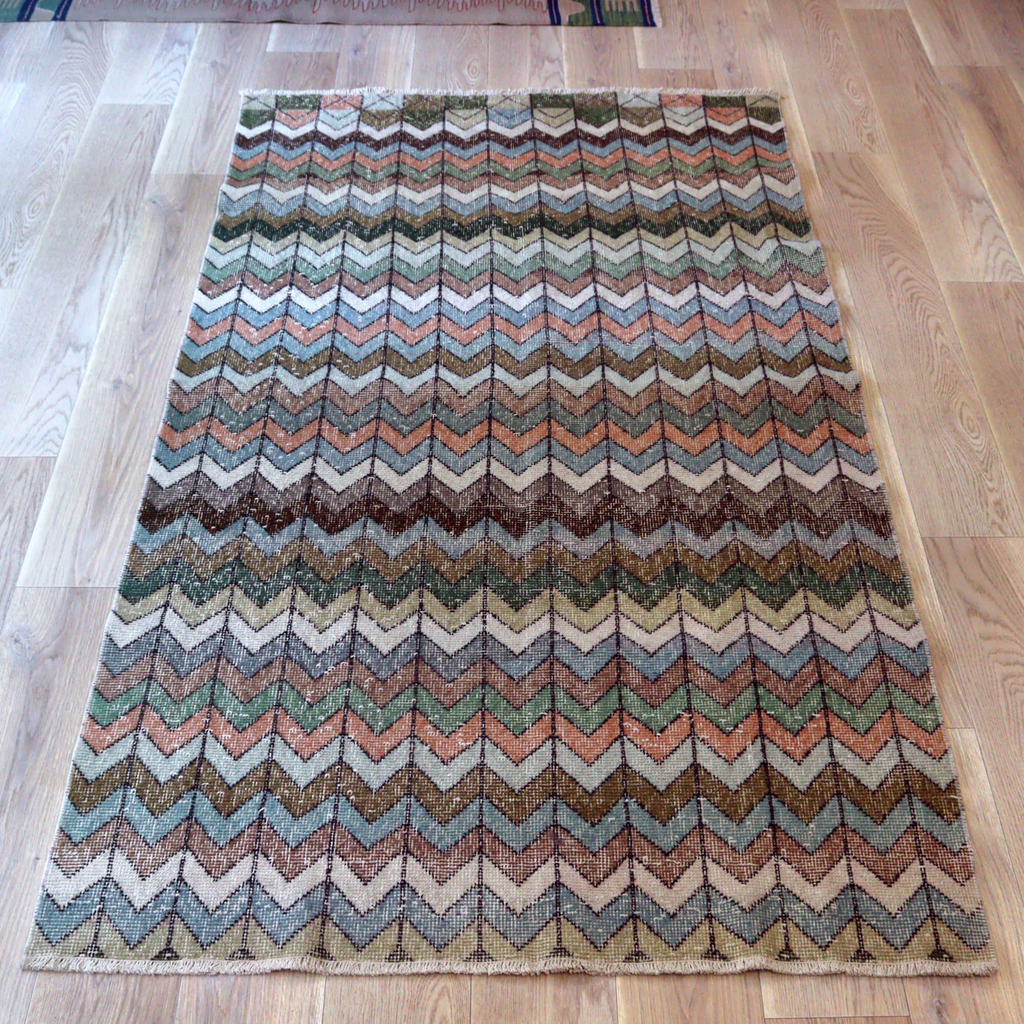 オーバーダイド ヴィンテージラグ ジグザグのデザイン228×126cm トルコ手織り絨毯 アップサイクル