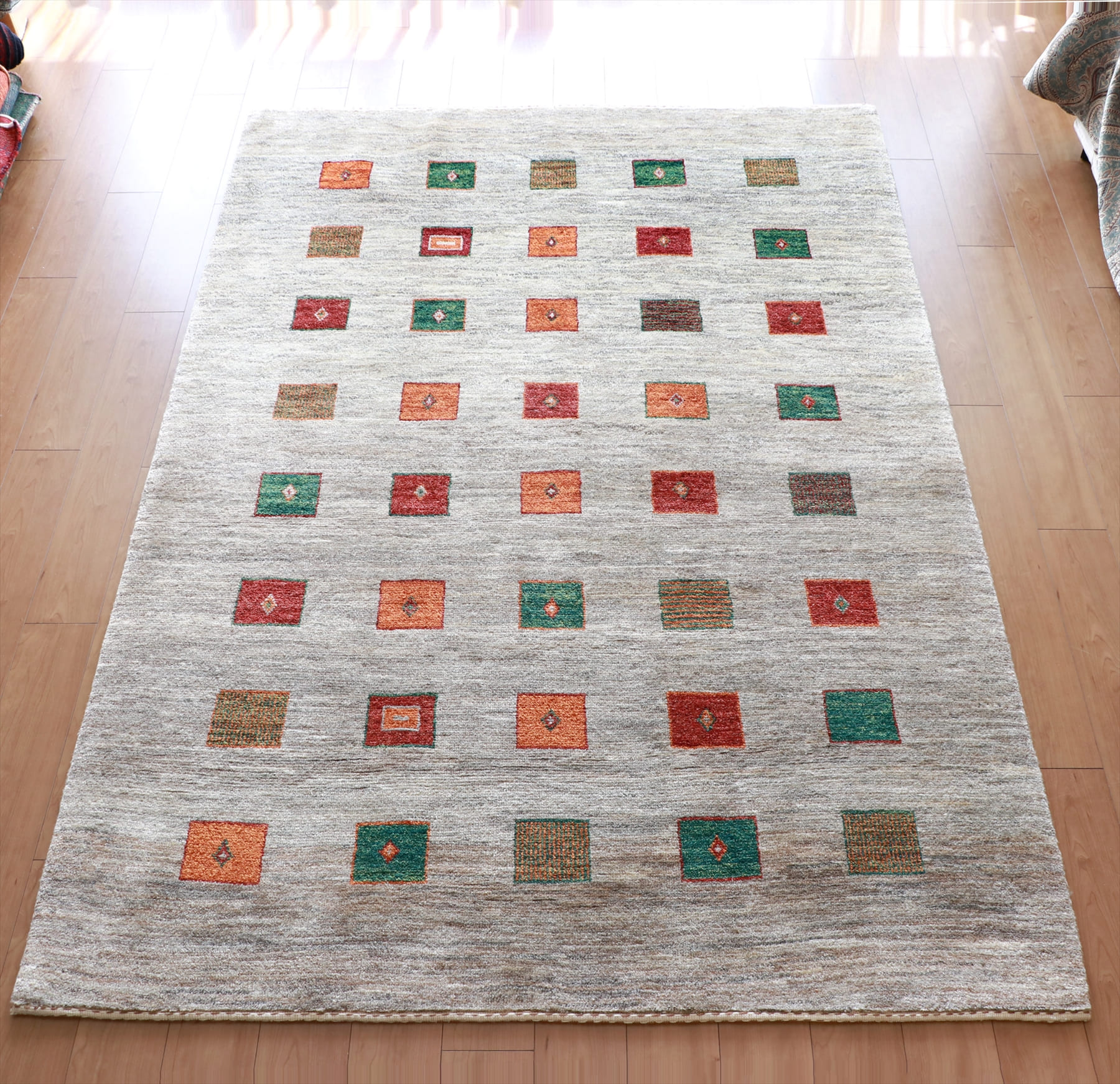 ギャベ　シューウリ 248×173cm 　カシュカイ族手織りラグ　ベージュグレー　レッド・オレンジ・グリーンのタイル