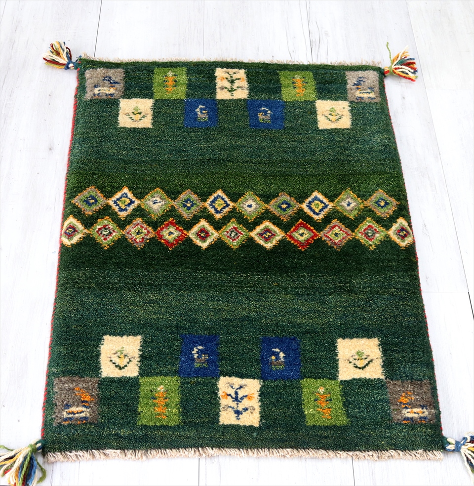 ギャベ　イラン製手織りラグ　玄関マットサイズ88×62cm グリーン　カラフルタイル　動物と植物モチーフ