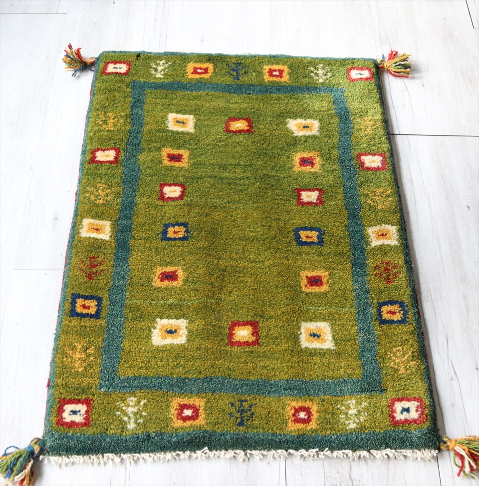 ギャベ　イラン製手織りラグ　玄関マットサイズ88×60cm ライトグリーン　カラフルスクエア　植物モチーフ