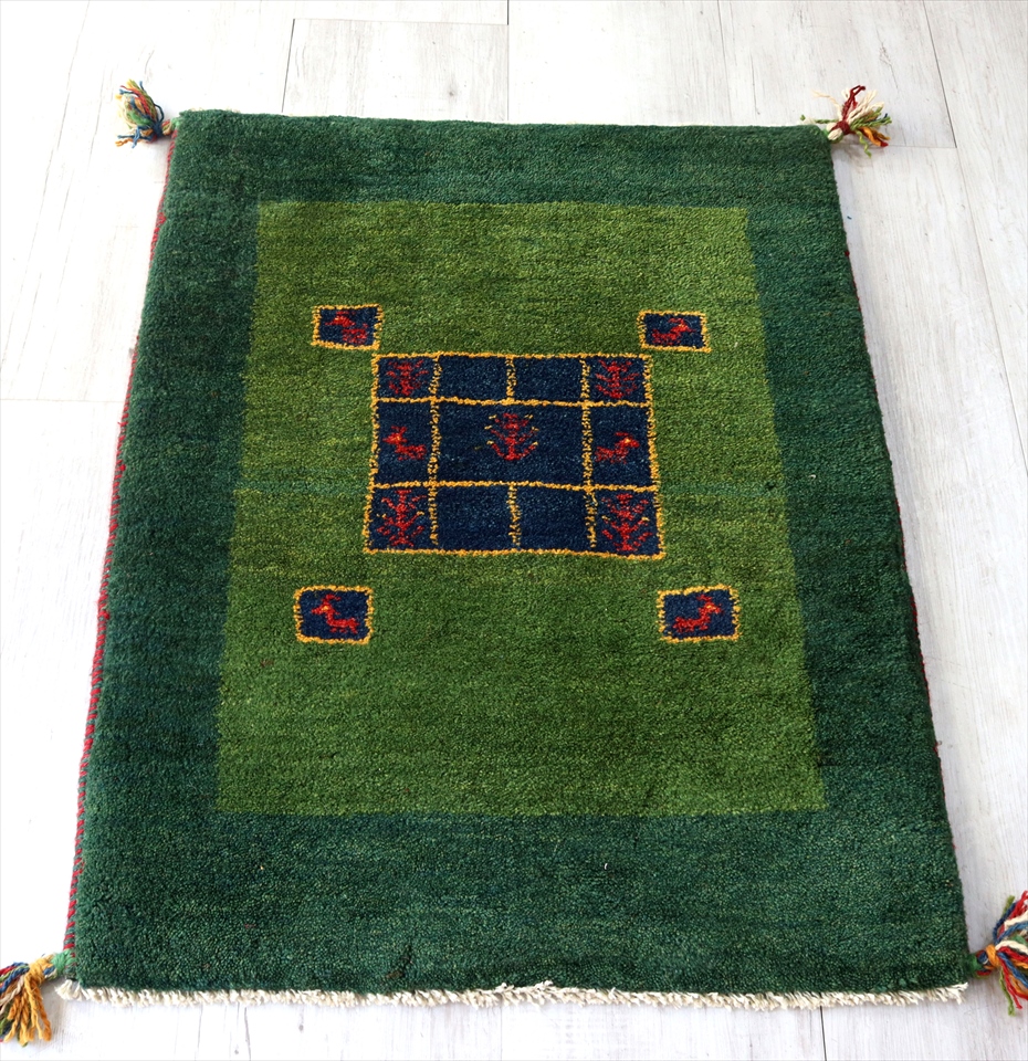 ギャッベ　イラン製カシュガイ族の手織り88×67cm 玄関マットサイズ/グリーン　ブルーのタイルと動植物
