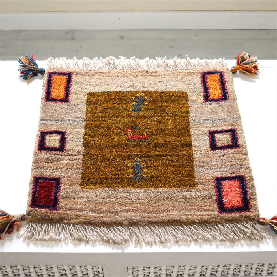 ギャッベ Gabbeh イラン南部の遊牧民・カシュカイ族の手織りラグ42×43cm 座布団サイズ