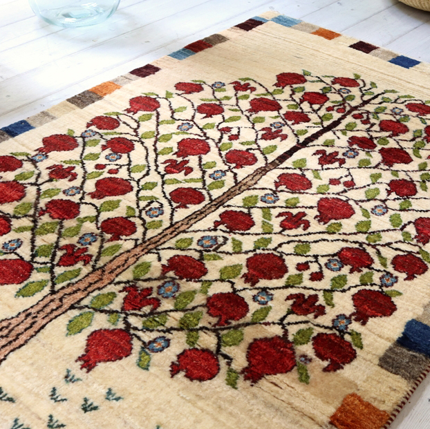ギャッベ　カシュカイ族の手織り120×81cm ザクロの樹　カラフルタイル