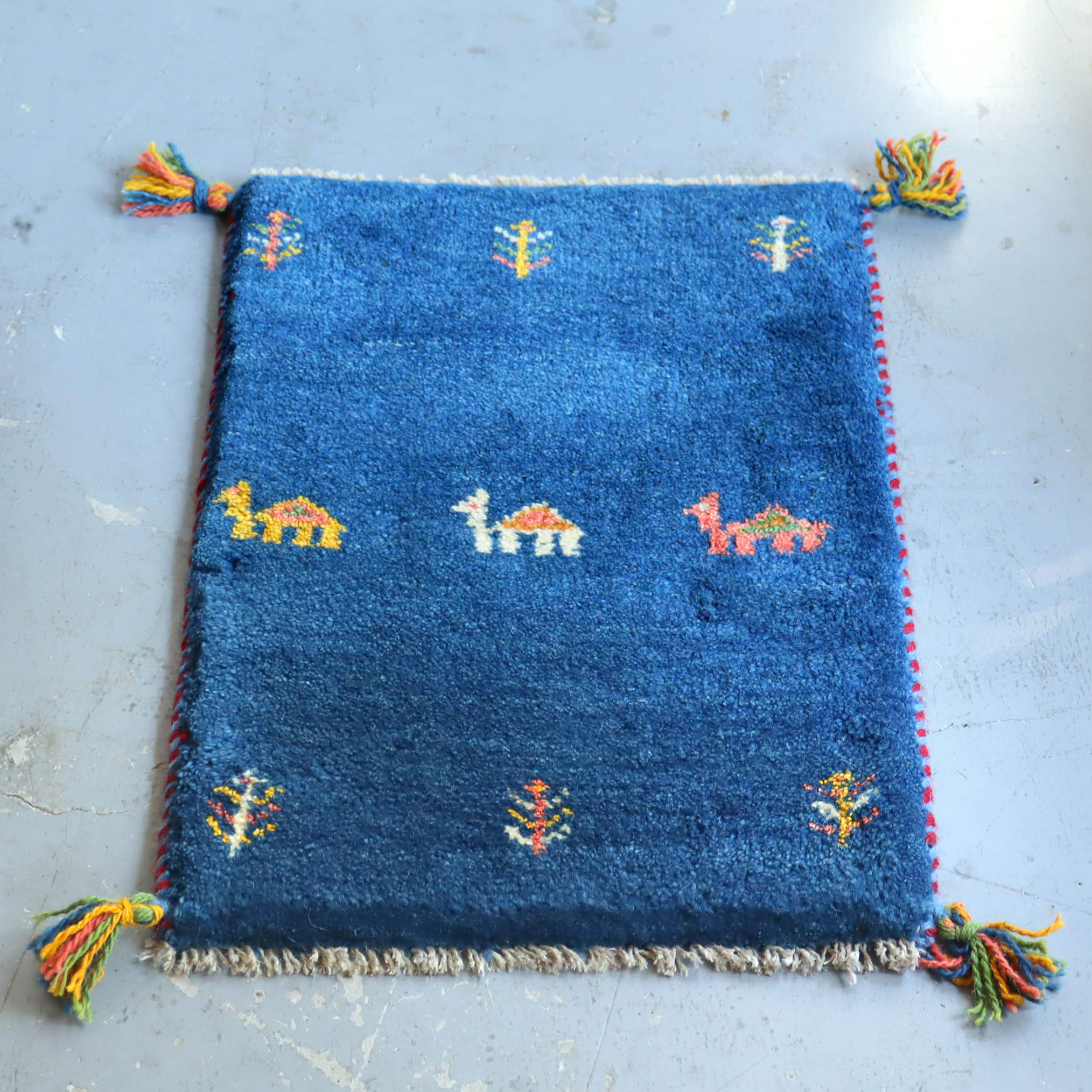 ギャッベ 玄関マット　手織り59×42cm ブルー　3匹のラクダ