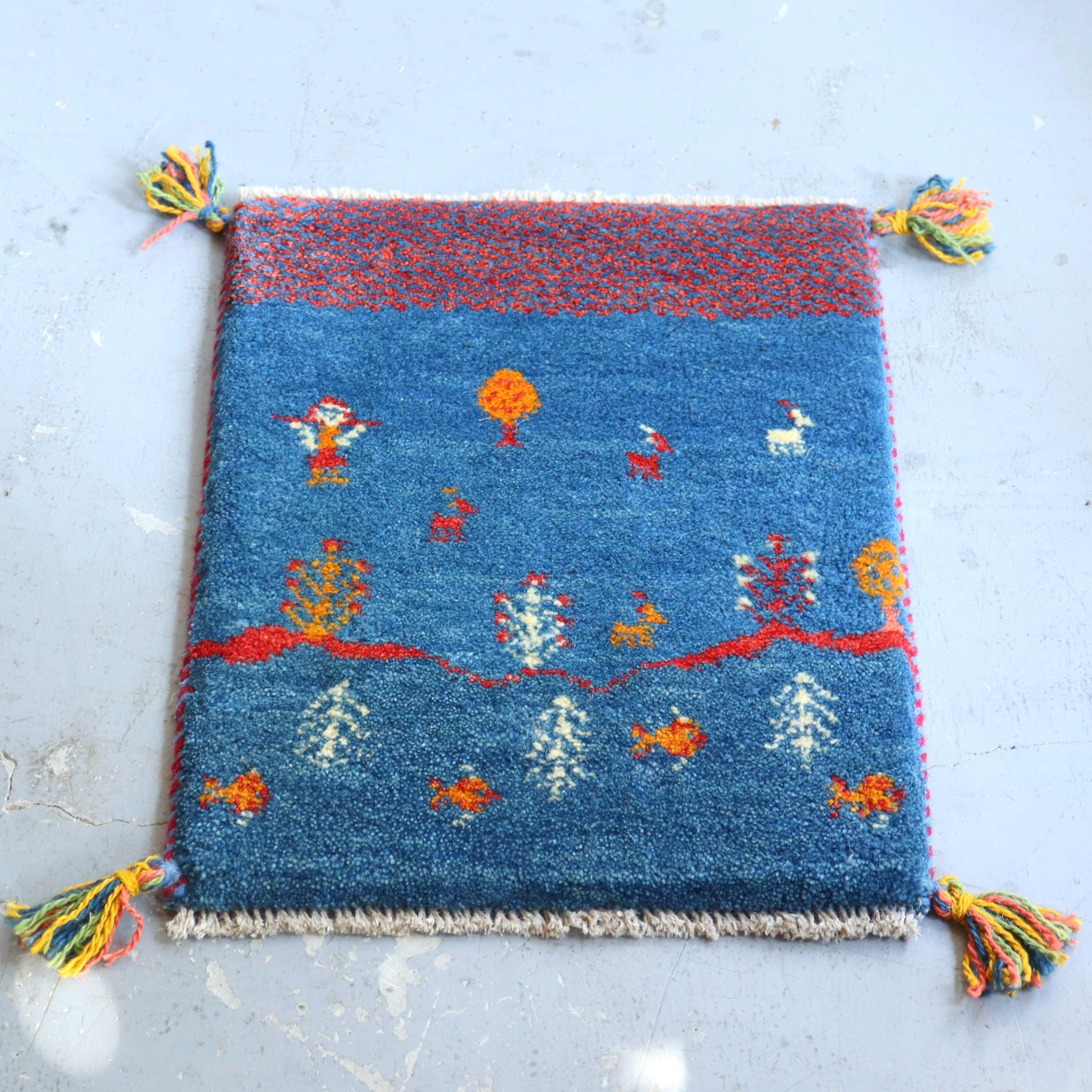 ギャッベ 玄関マット　手織り56×41cm ブルー　自然風景　女の子と魚たち