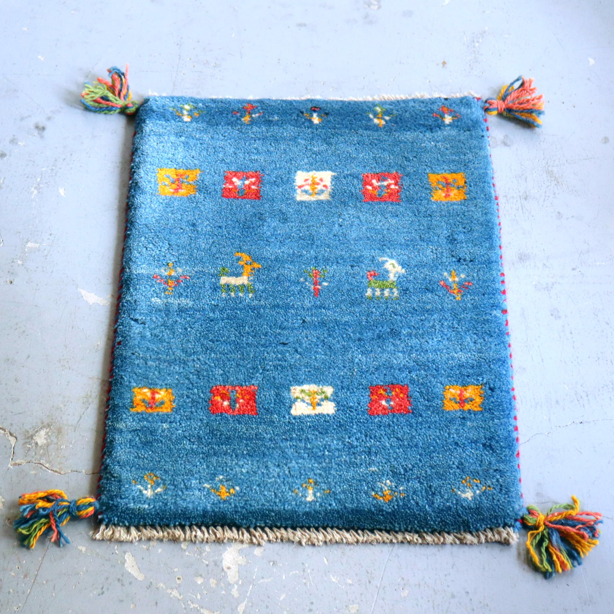 ギャッベ 玄関マット　手織り59×40cm ブルー　カラフルタイル　植物と動物モチーフ