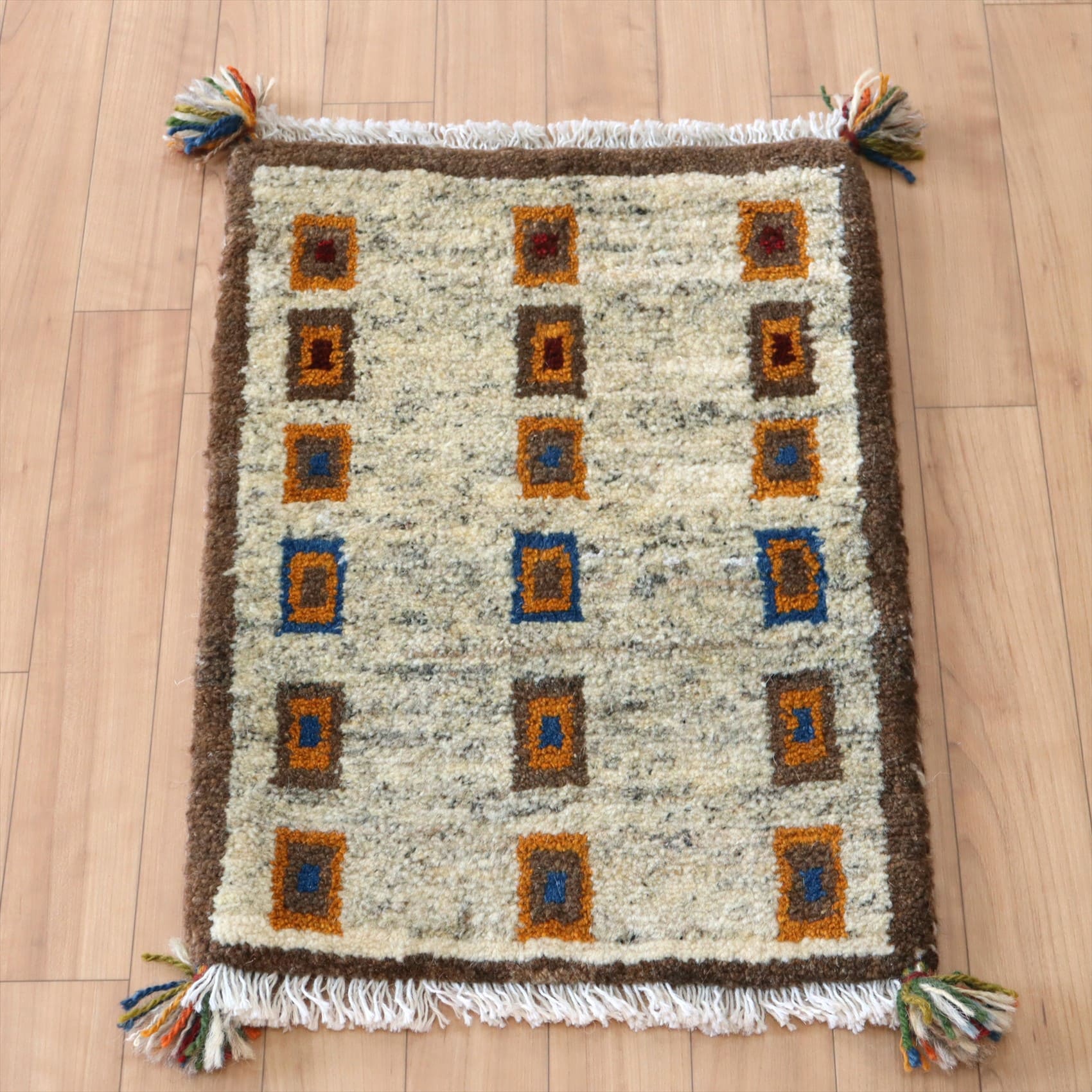 ミニギャッベ　イランの手織りラグ GABBEH 57x42cm 幾何学モチーフ　ベージュ