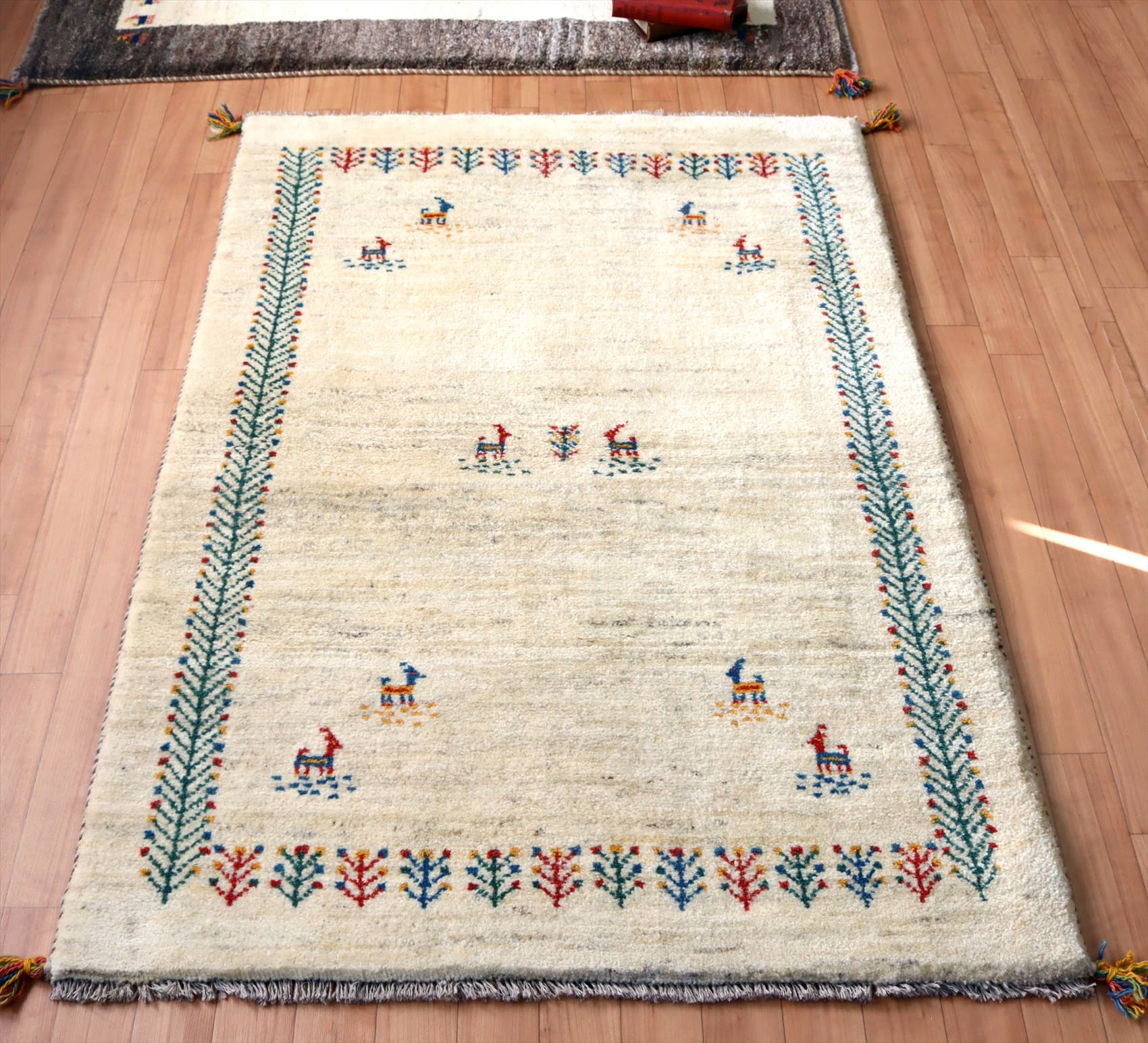ギャッベ カシュカイ族の手織りラグ144×97cm ナチュラルアイボリー 生命の樹の枠デザイン