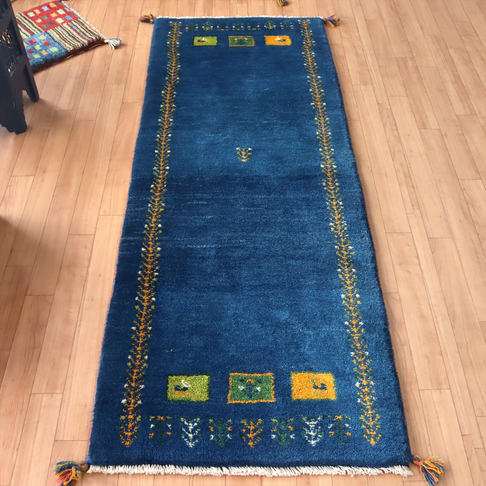 ギャッベ カシュカイ族の手織りラグ188×70cm ブルー 生命の樹の枠デザイン