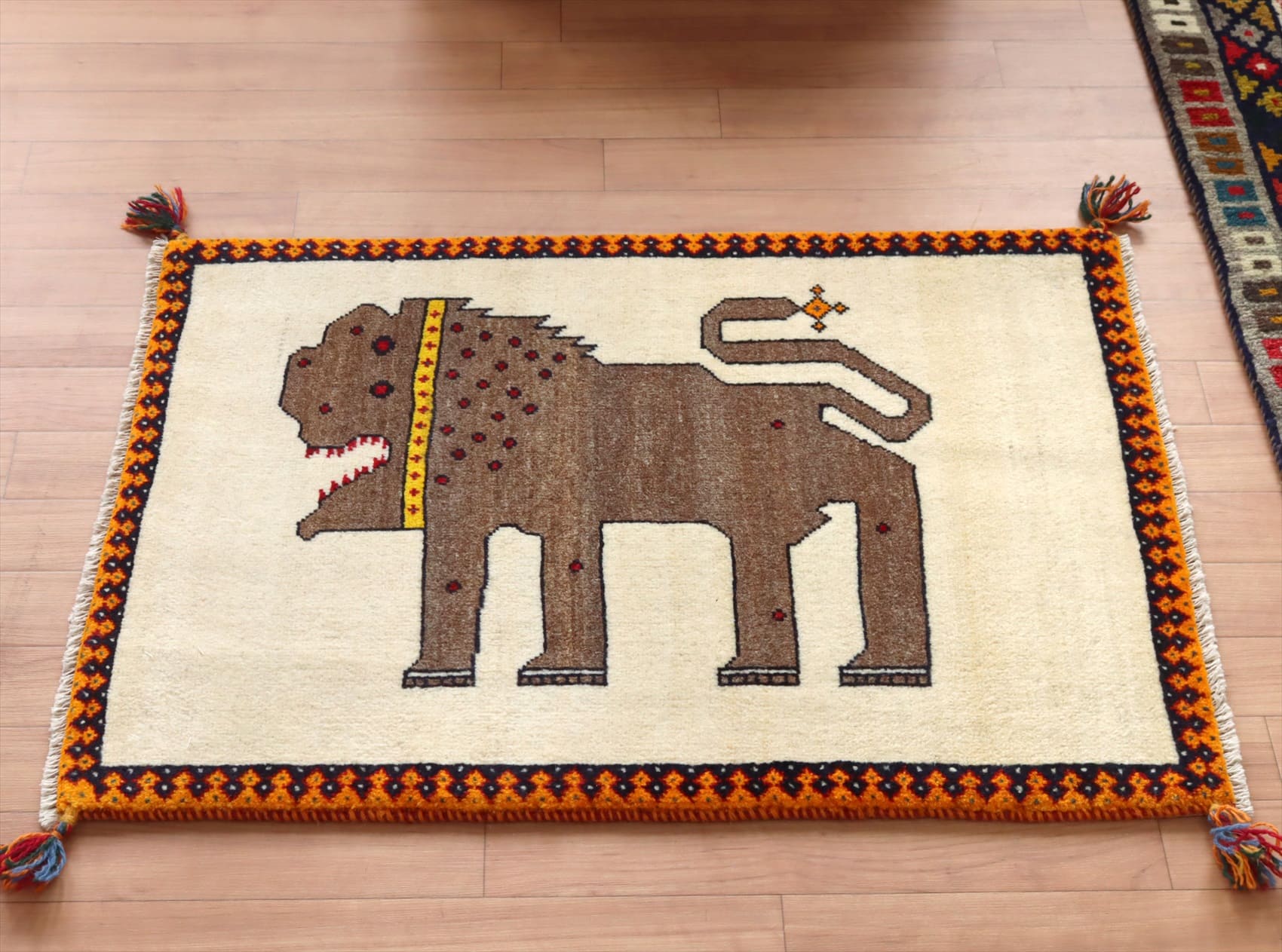 カシュカイ族の手織りラグ ライオンギャッベ88×62cm 赤い目のライオン