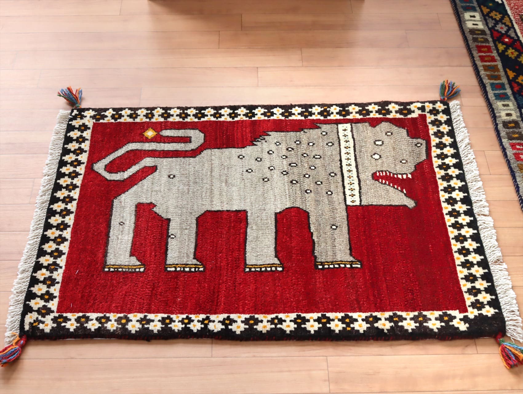 カシュカイ族の手織りラグ ライオンギャッベ92×64cm