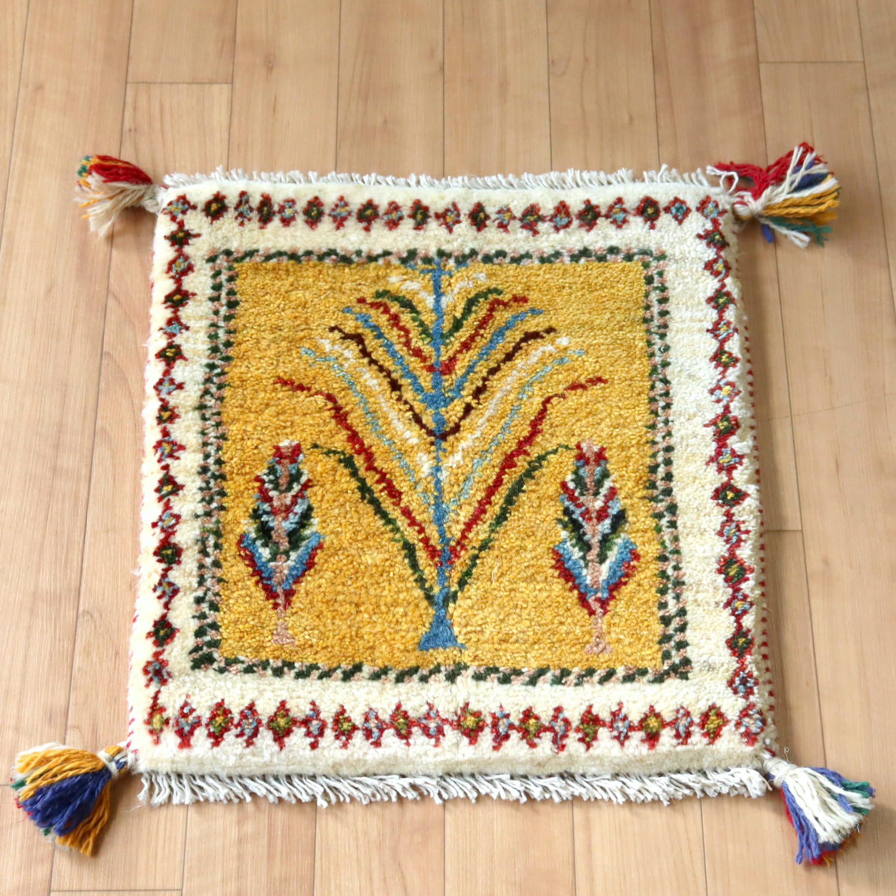 ギャッベ イラン産 座布団サイズ 42×38cm イエロー　生命の樹　ひし形ボーダー