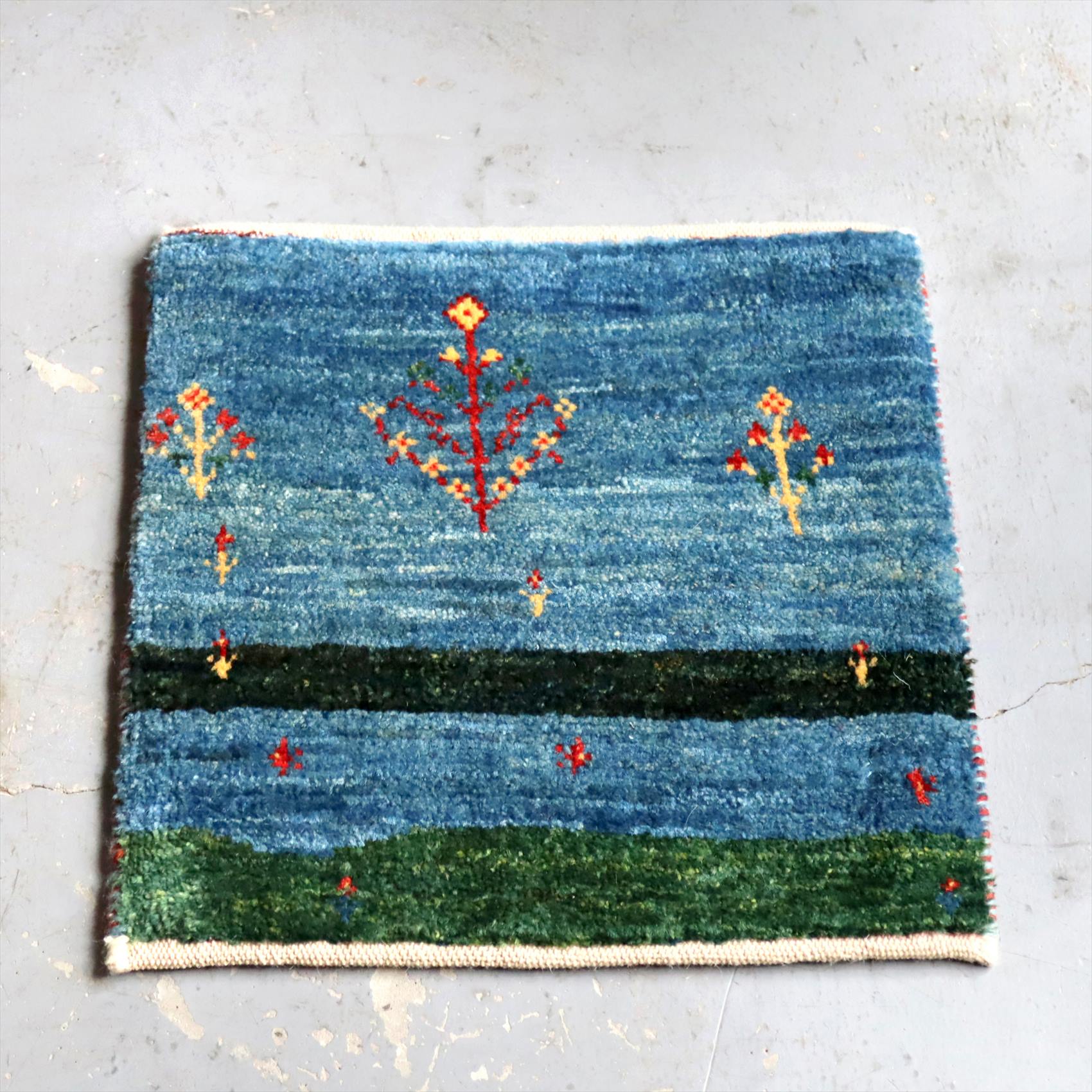 ギャベ イラン 遊牧民の手織りラグ  座布団ギャッベ38×37cm ブルー グリーン 自然の風景