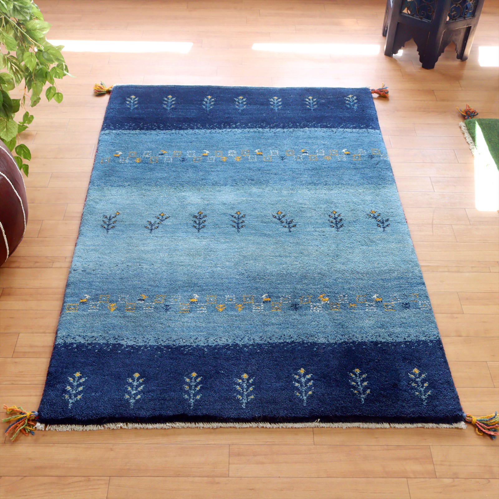 ギャッベ イランの手織りラグ139×99cm ブルー 小花とヤギのモチーフ