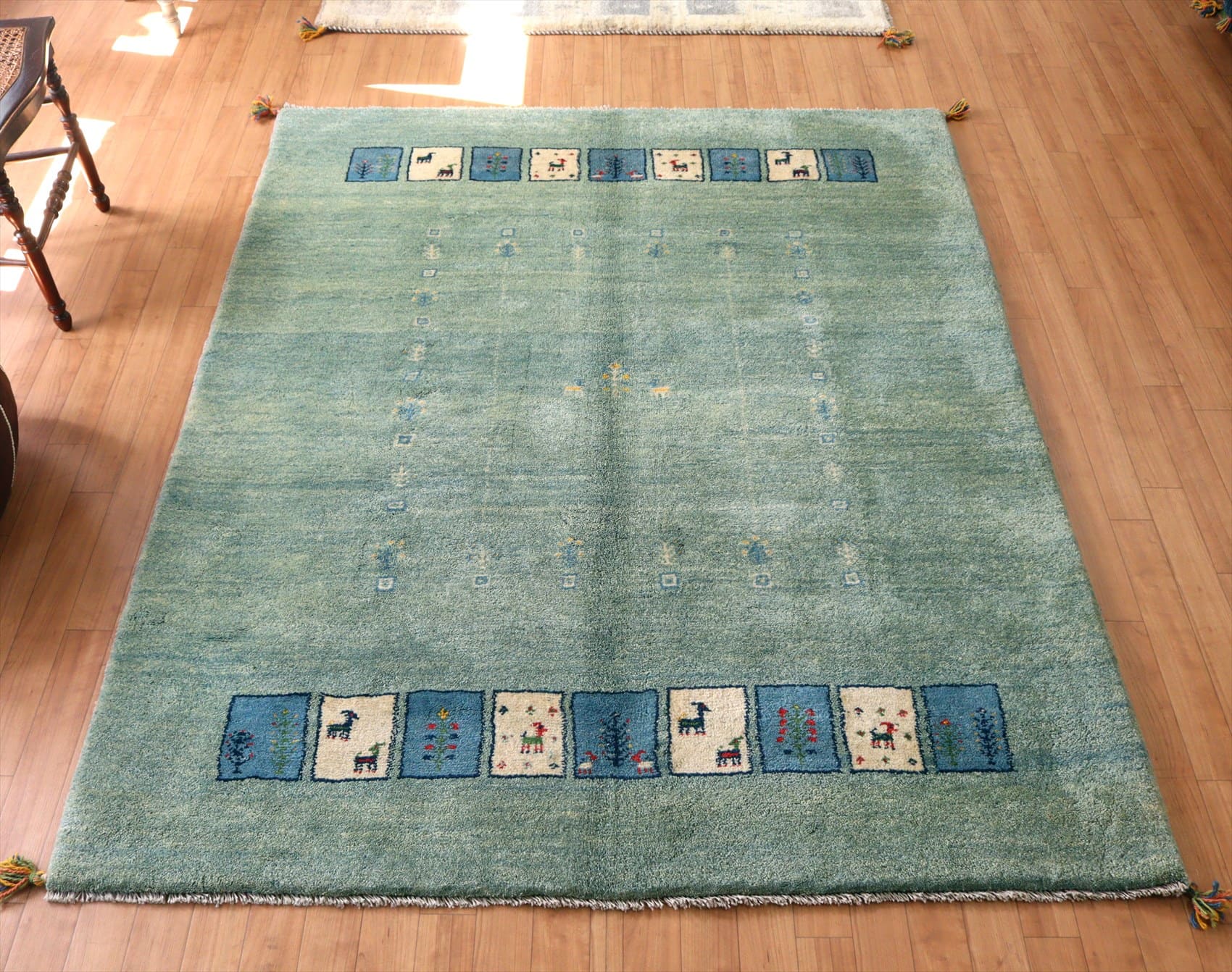 ギャッベ カシュカイ族の手織りラグ193×154cm ライトブルー 動物と植物のタイルモチーフ