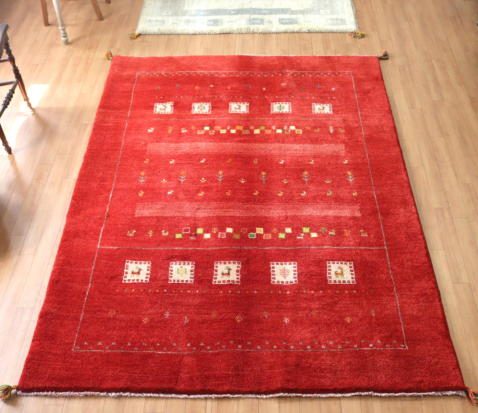 カシュカイ族の手織りラグ ギャッベ226×165cm レッド 白タイル