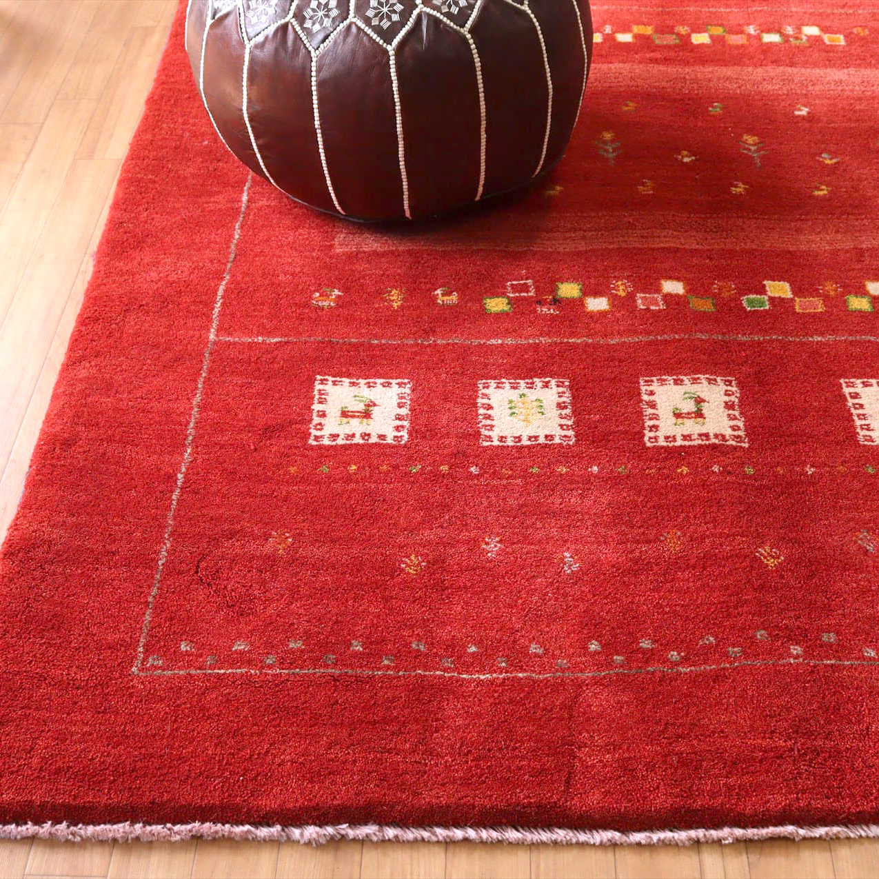 カシュカイ族の手織りラグ ギャッベ226×165cm レッド 白タイル