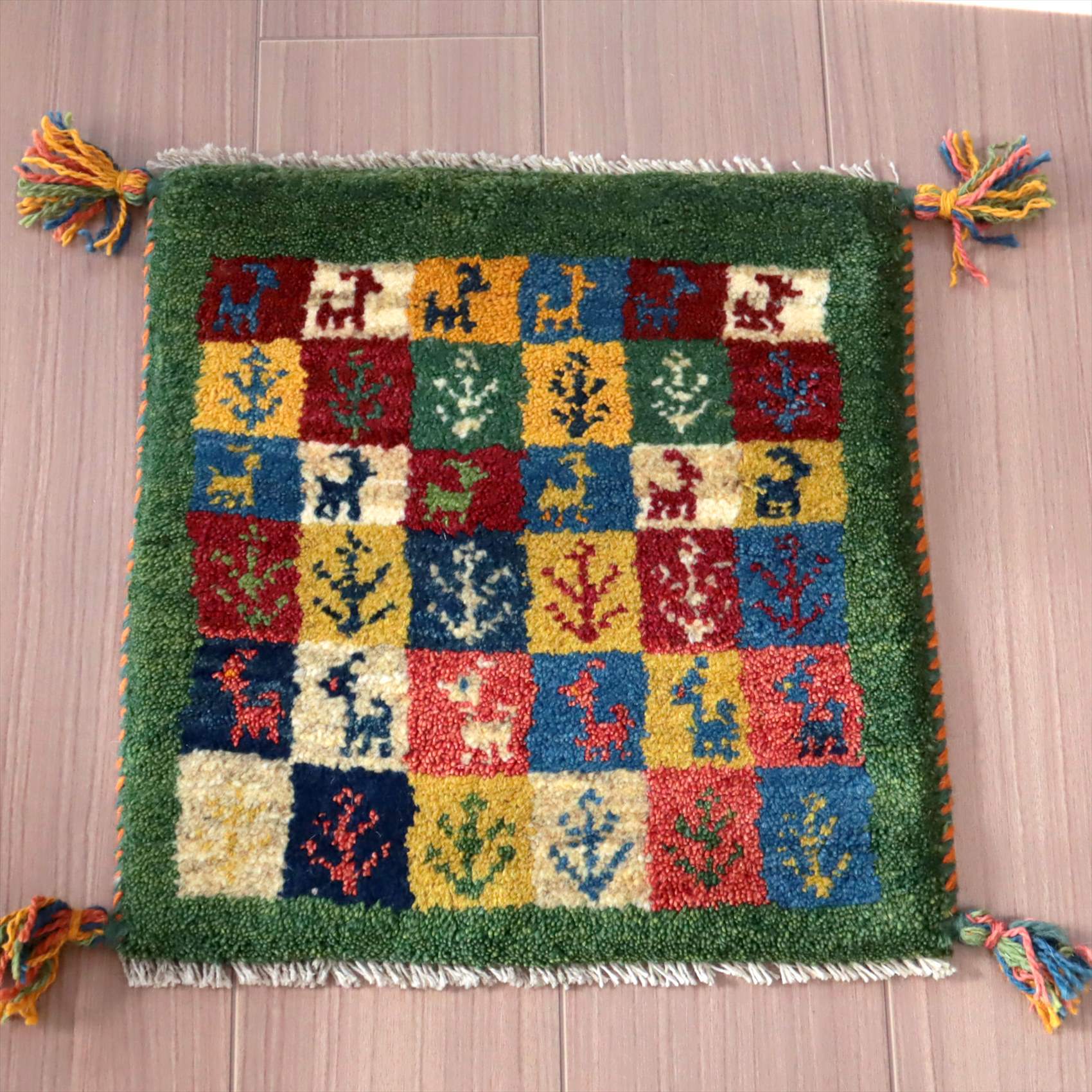 遊牧民の手織りギャッベ　41×40cm イラン産　カラフルタイル
