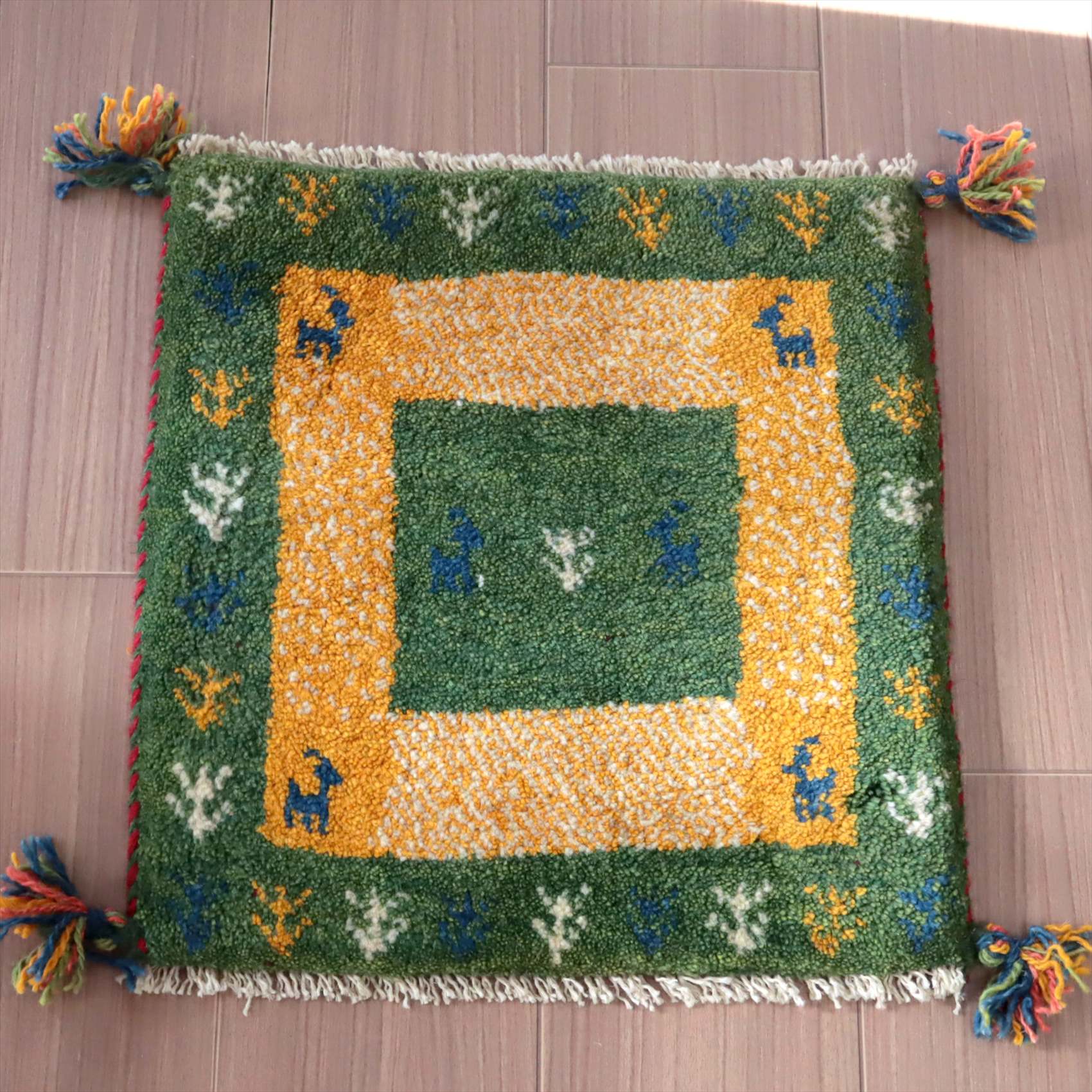 遊牧民の手織りギャッベ　40×43cm イラン産　　グリーン