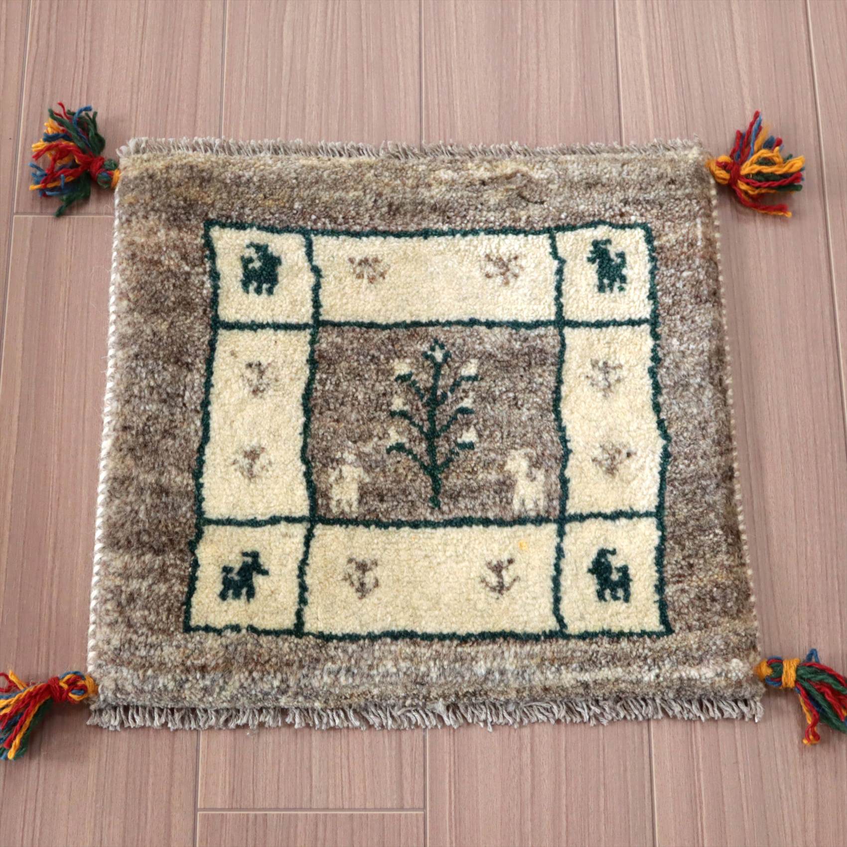 遊牧民の手織りギャッベ　37×45cm イラン産　アイボリー＆グレー