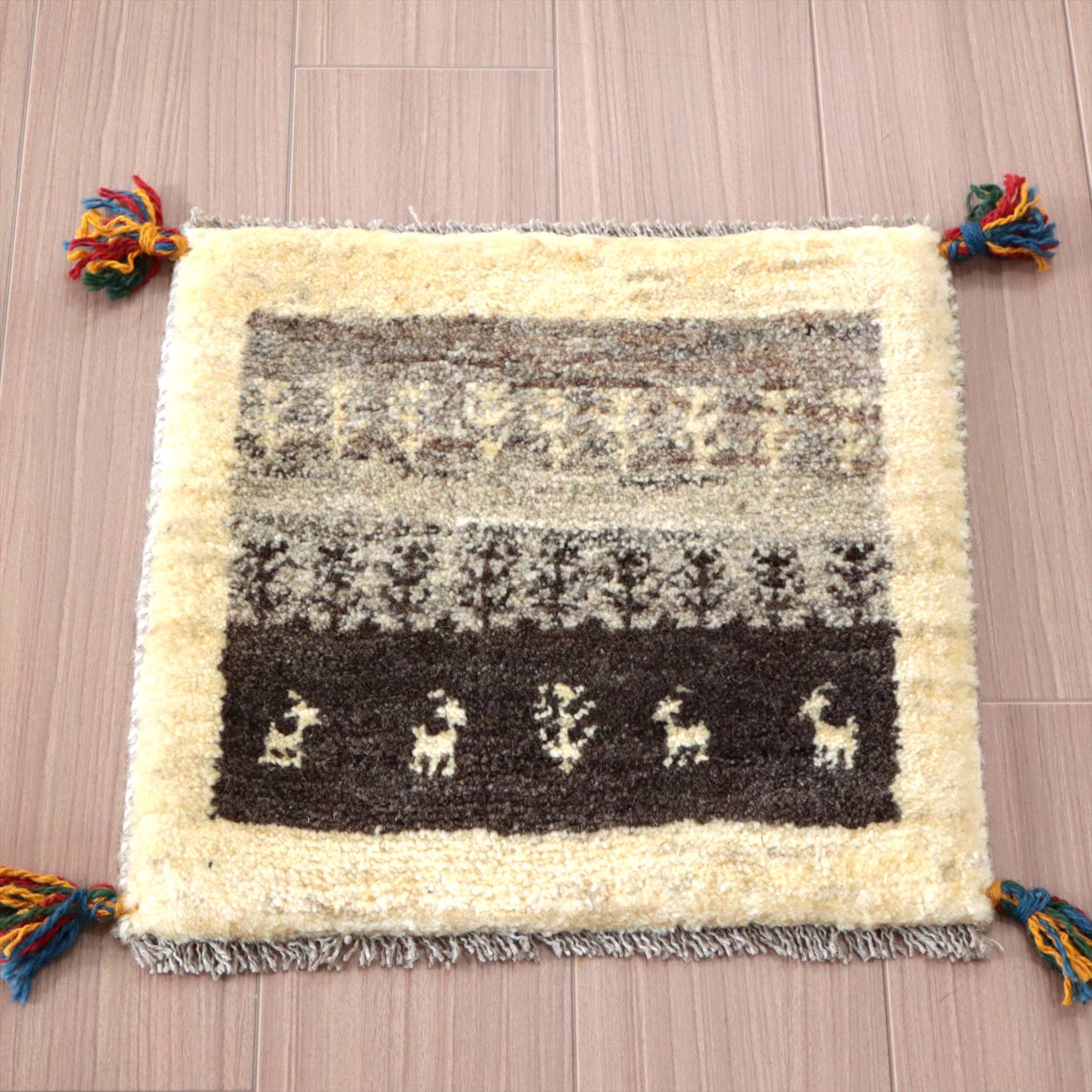 遊牧民の手織りギャッベ　40×43cm イラン産　アイボリー＆グレー