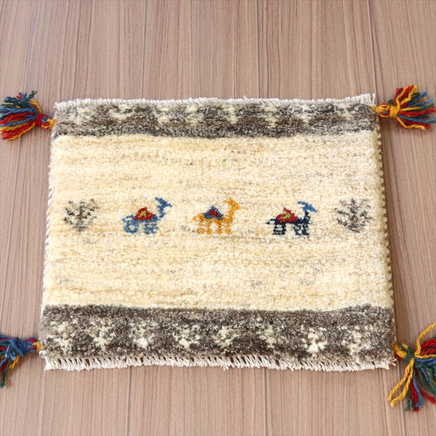 ギャッベ 遊牧民の手織りラグ35×44cm カラフルなラクダ