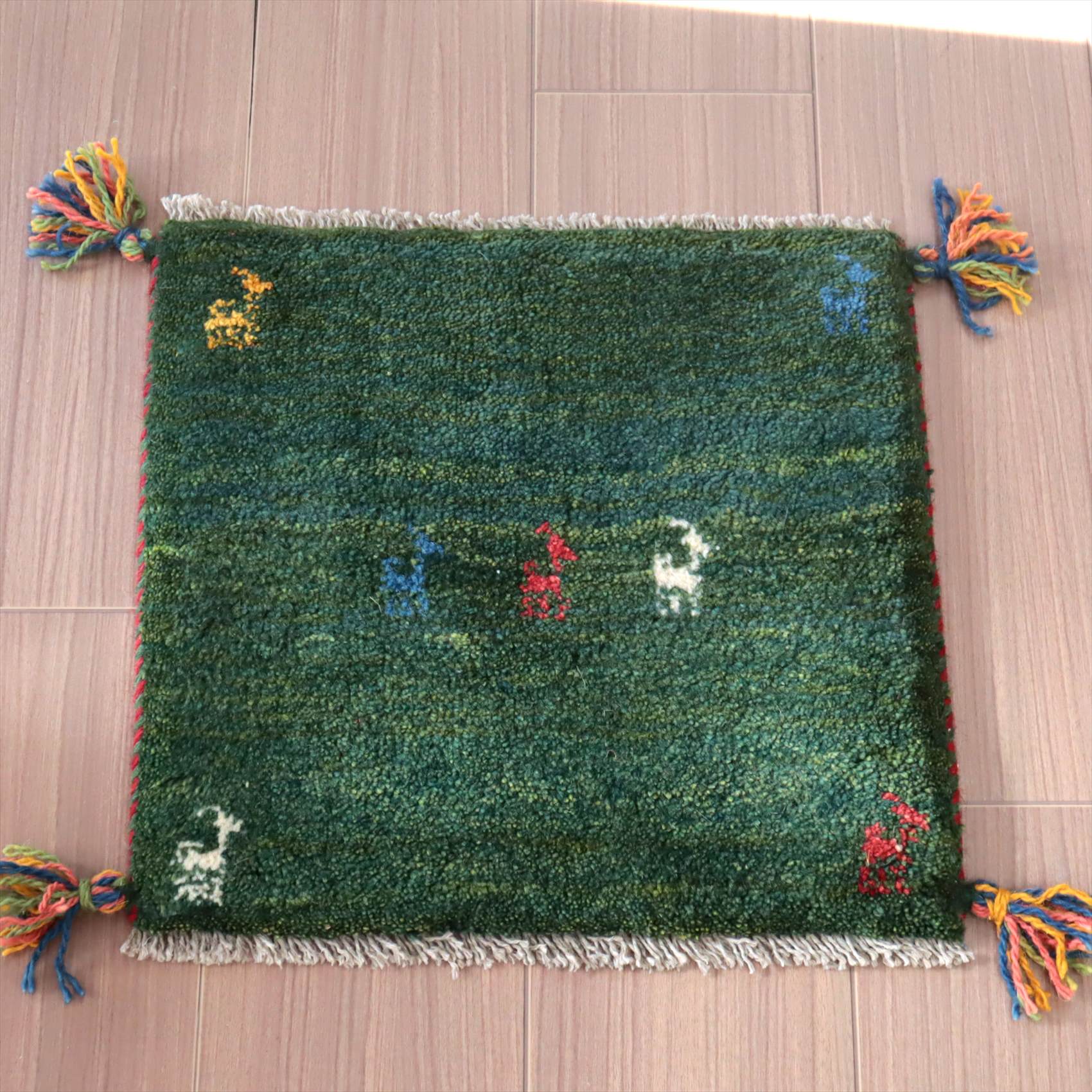 遊牧民の手織りギャッベ　37×39cm イラン産　　グリーン