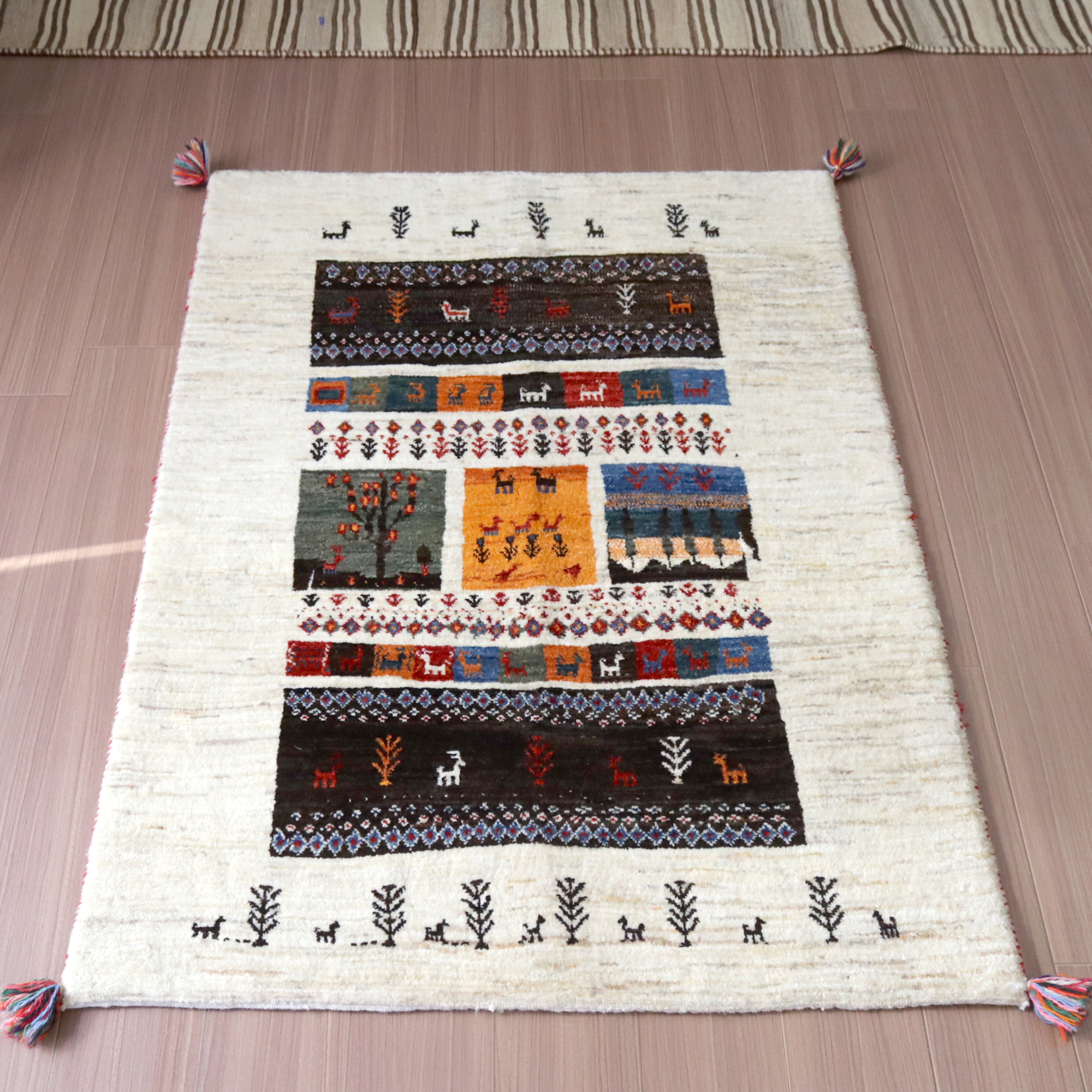 イラン産 ギャッベ 細かな織りのリズバフト145×101cm ナチュラルアイボリー　風景のあるタイルデザイン