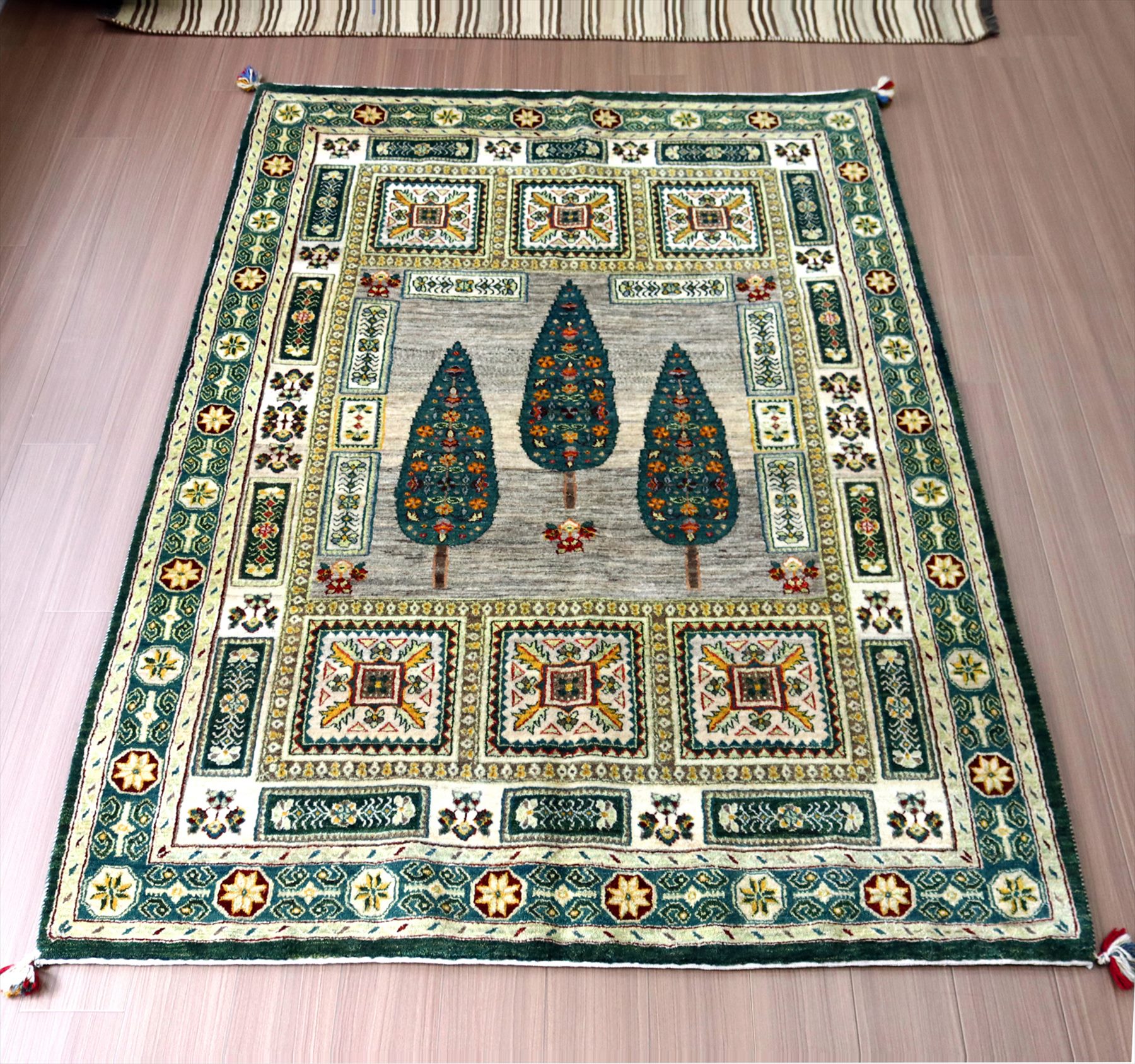 ギャッベ　イラン産 細かな織り　リズバフト223×161cm 糸杉の樹と幾何学モチーフ グリーン