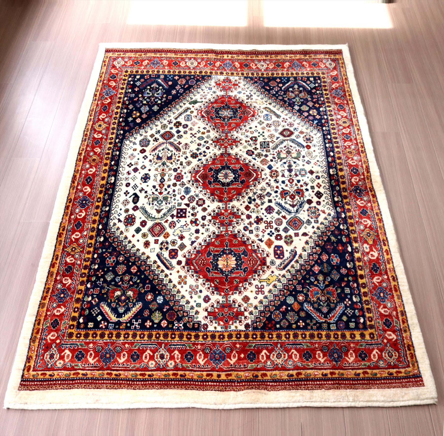 ギャッベ　イラン産 カシュカイ族の手織りラグ 219×153cm 六角メダリオン 細かな織り