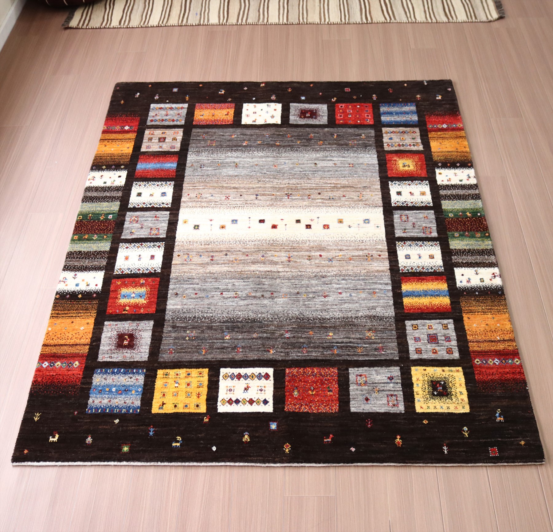 細かな織りのギャッベ タイルデザイン200×162cm カシュカイ族の手織りラグ