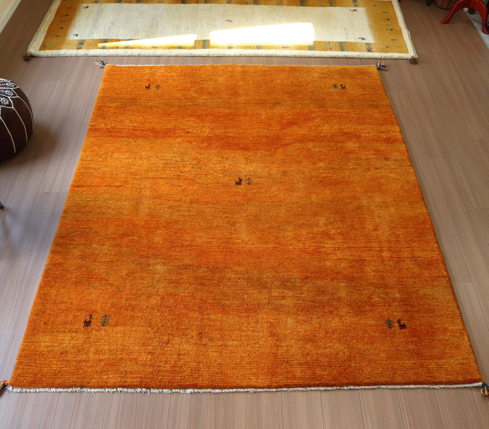 イランの手織りラグ ギャッベ243×190cm オレンジ シンプルモチーフ