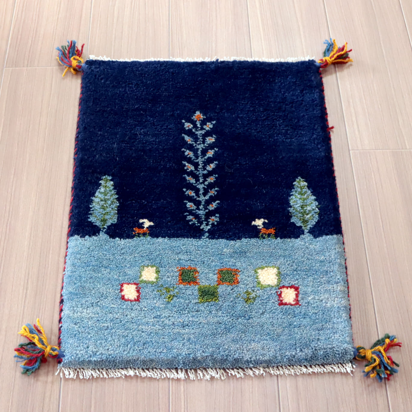 ギャッベ イラン産手織りラグ 56×41cm 背の高い草花と動物　ブルー