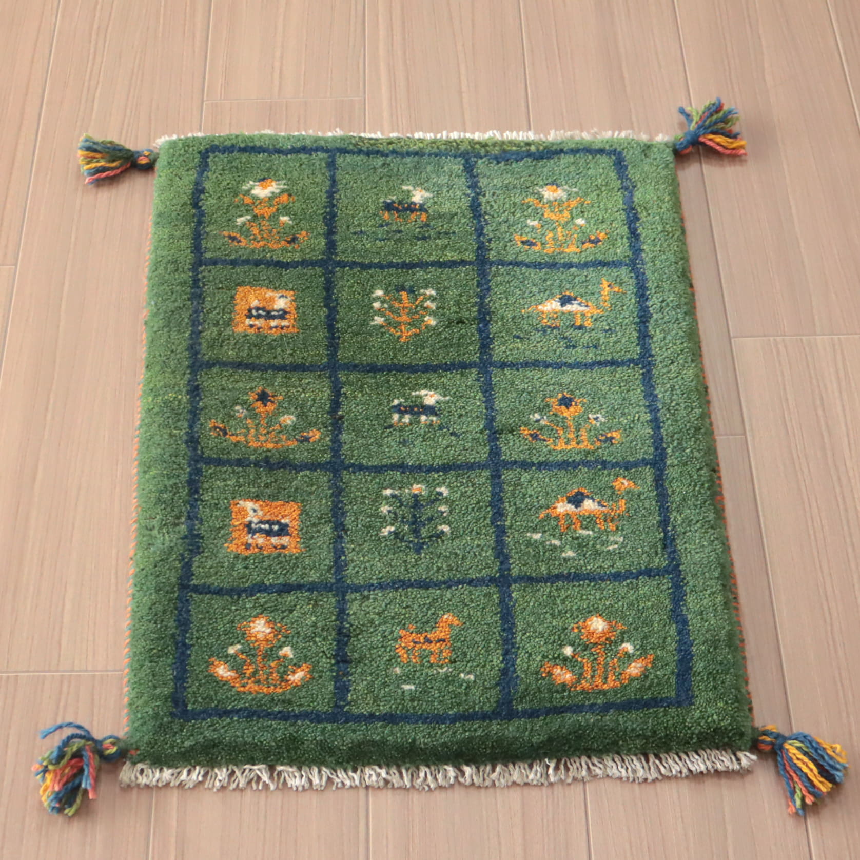 ギャッベ ふかふか イラン産　手織り61×44cm ラクダ、草花、動物モチーフ　グリーン