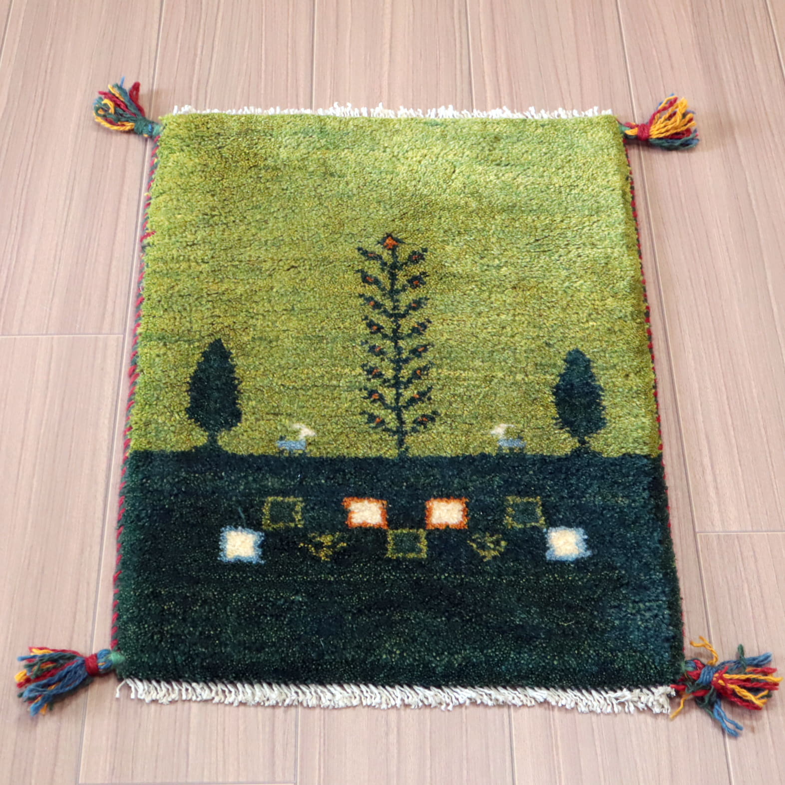 ギャッベ ふかふか イラン産　手織り57×39cm グリーン　背の高い草花のある風景